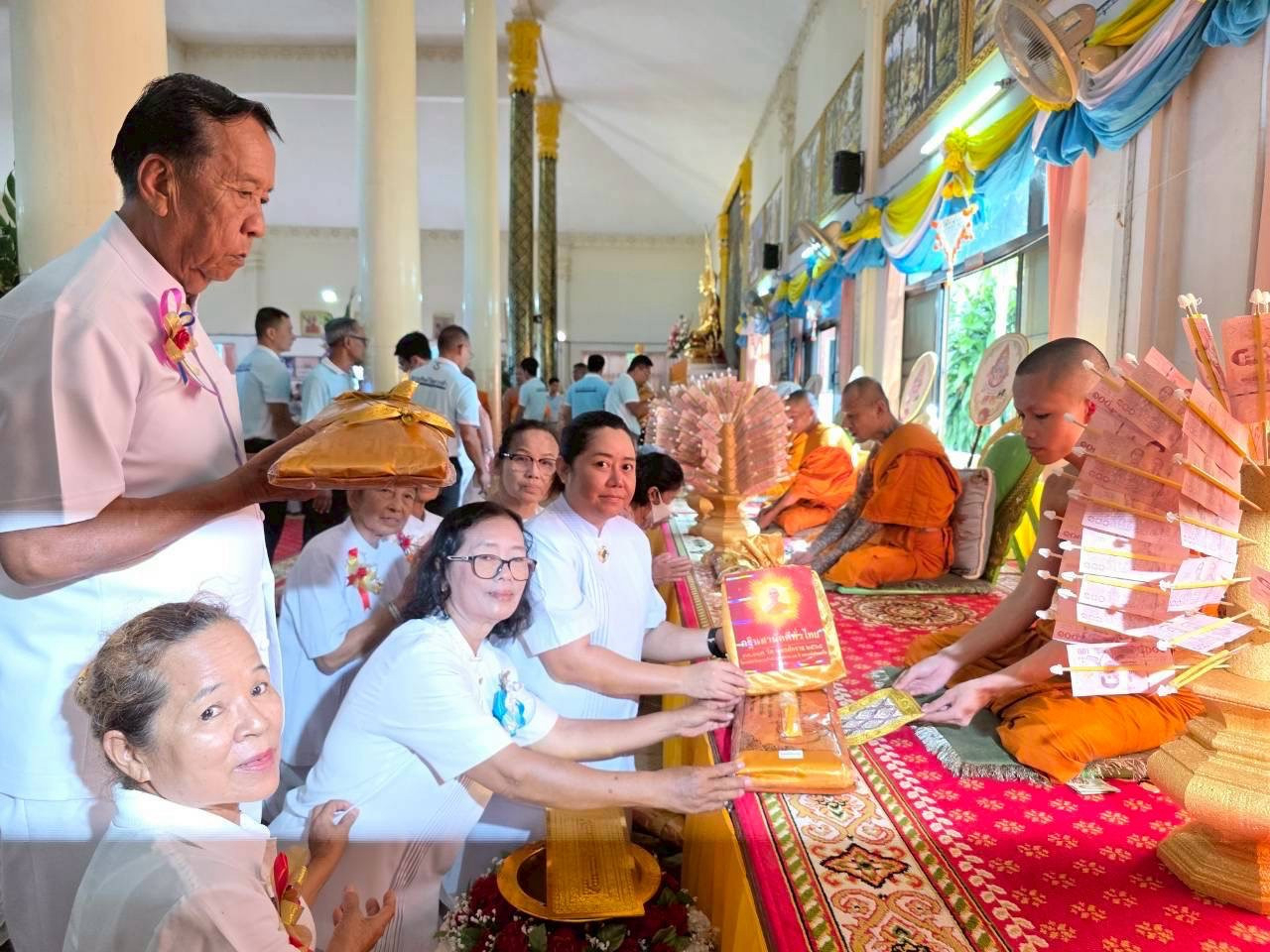 ภาพการถวายปัจจัยวัดสว่างอารมณ์