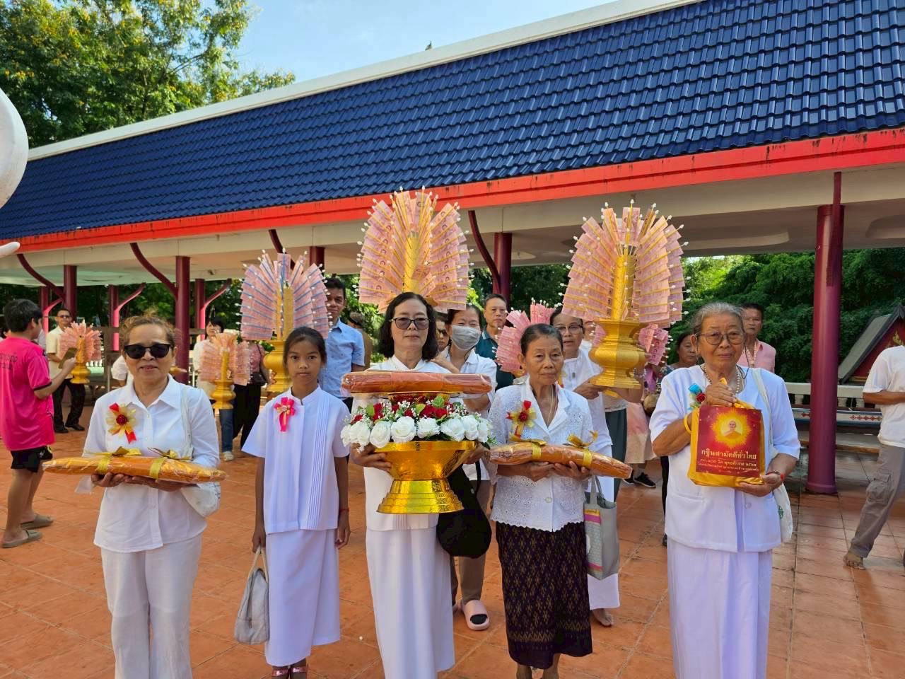 ภาพร่วมขบวนกฐินวัดสว่างอารมณ์
