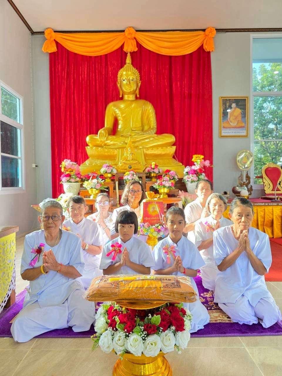 ภาพหมู่ถือพานถวายปัจจัยสำนักสงฆ์วัดรังแร้ง