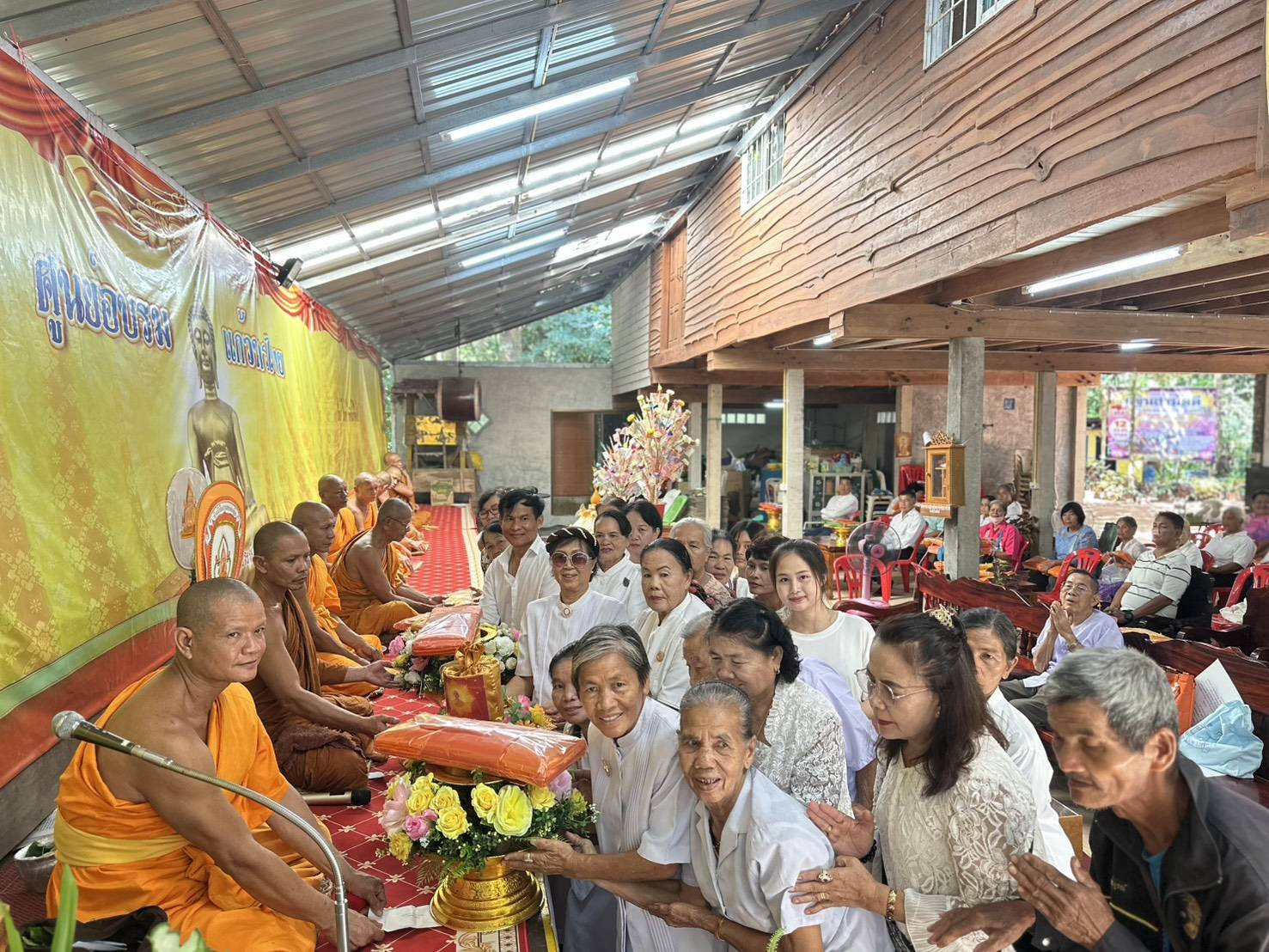 ภาพร่วมพิธีกรรมศูนย์อบรมแก้วนครไทย