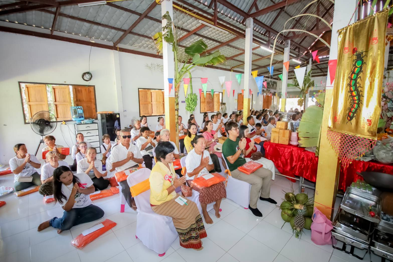 ภาพร่วมพิธีกรรมวัดมิ่งฟ้าคุณจักร