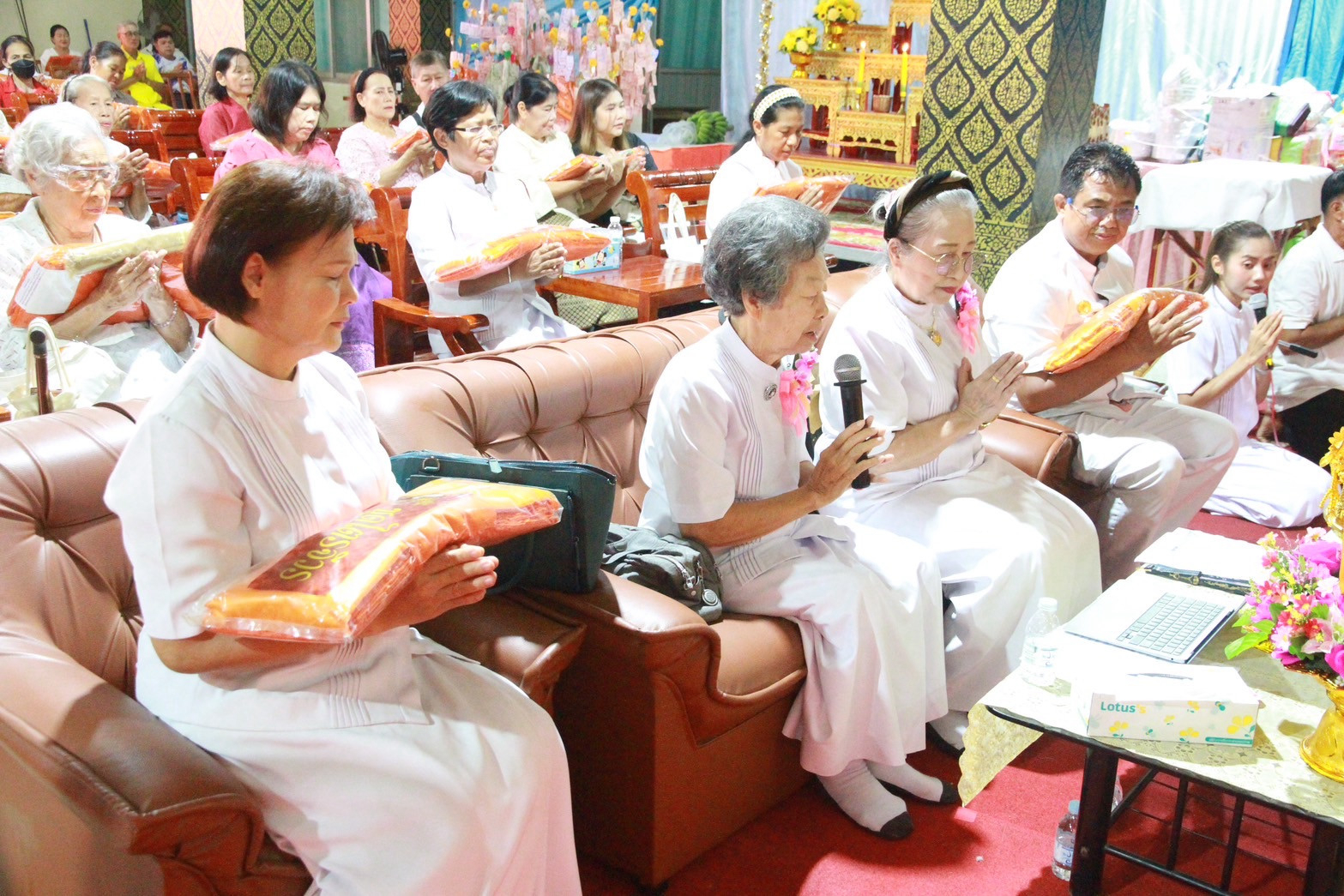 ภาพร่วมพิธีกรรมวัดพิกุลวราราม