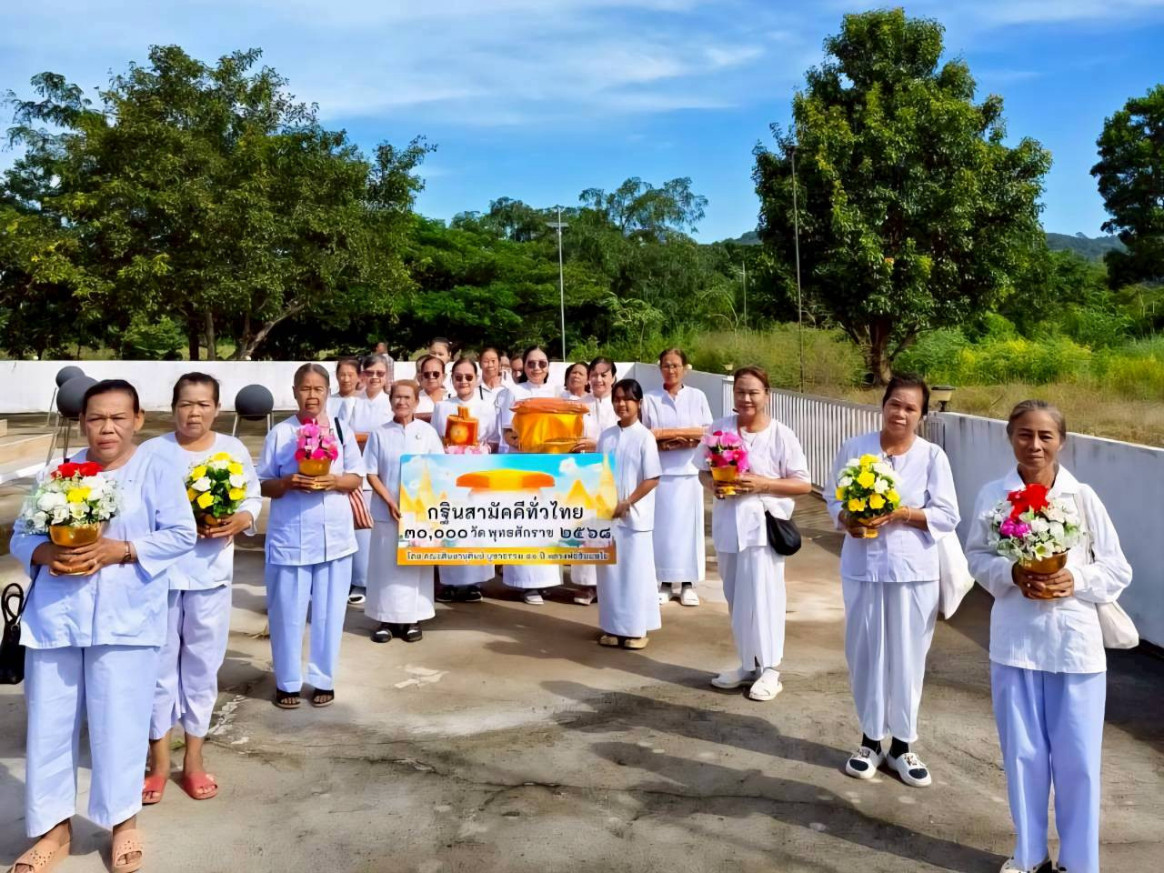 ภาพร่วมขบวนกฐินศรีประทุมทอง