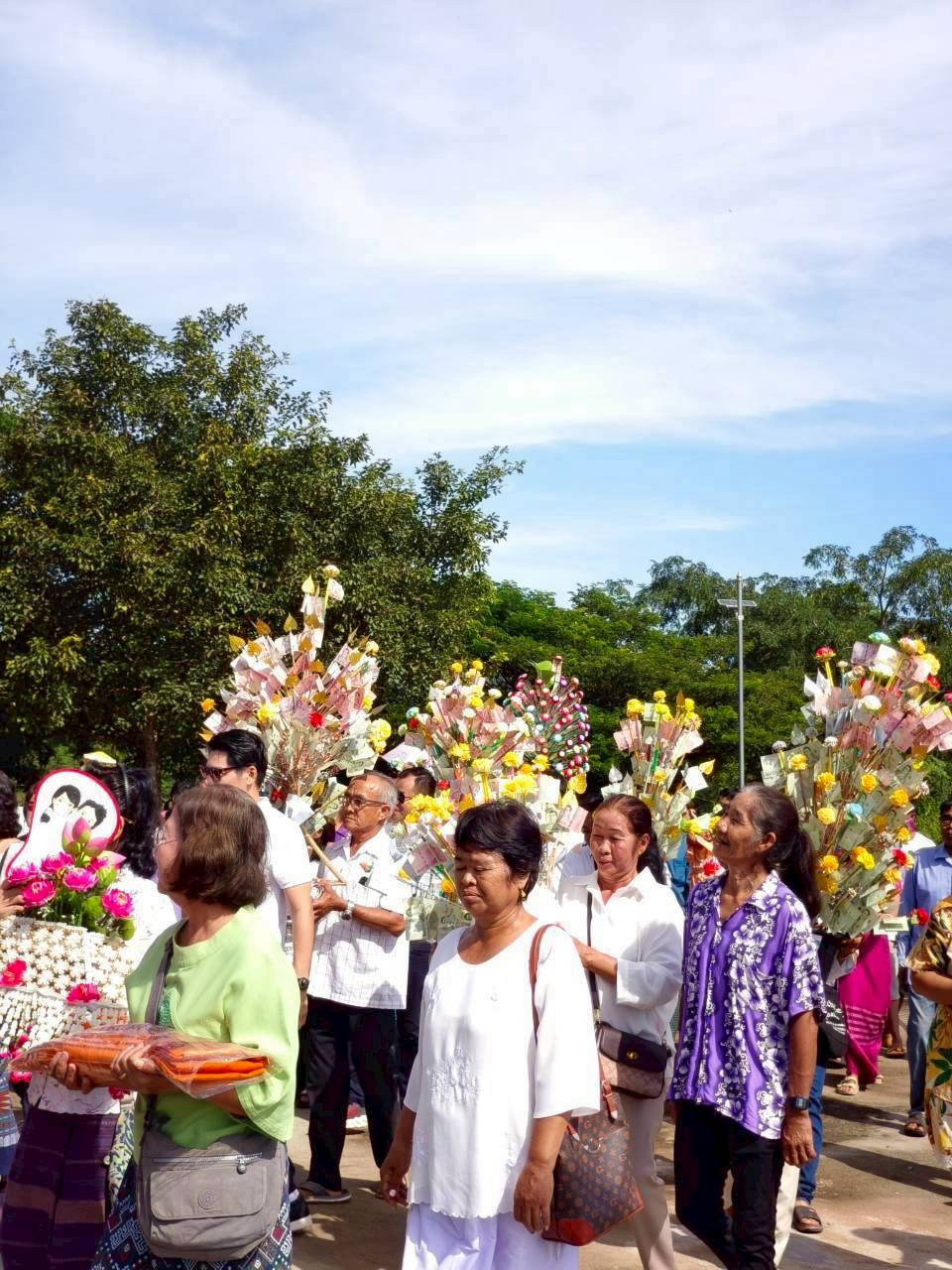 ภาพร่วมพิธีกรรมศรีประทุมทอง