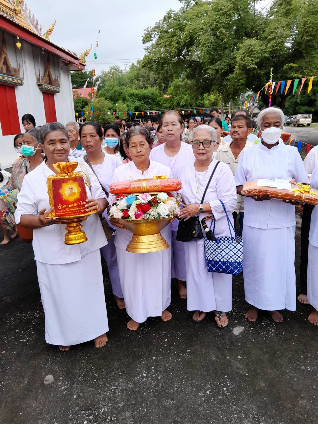 ภาพหมู่ถือพานถวายปัจจัยวัดกกแรต