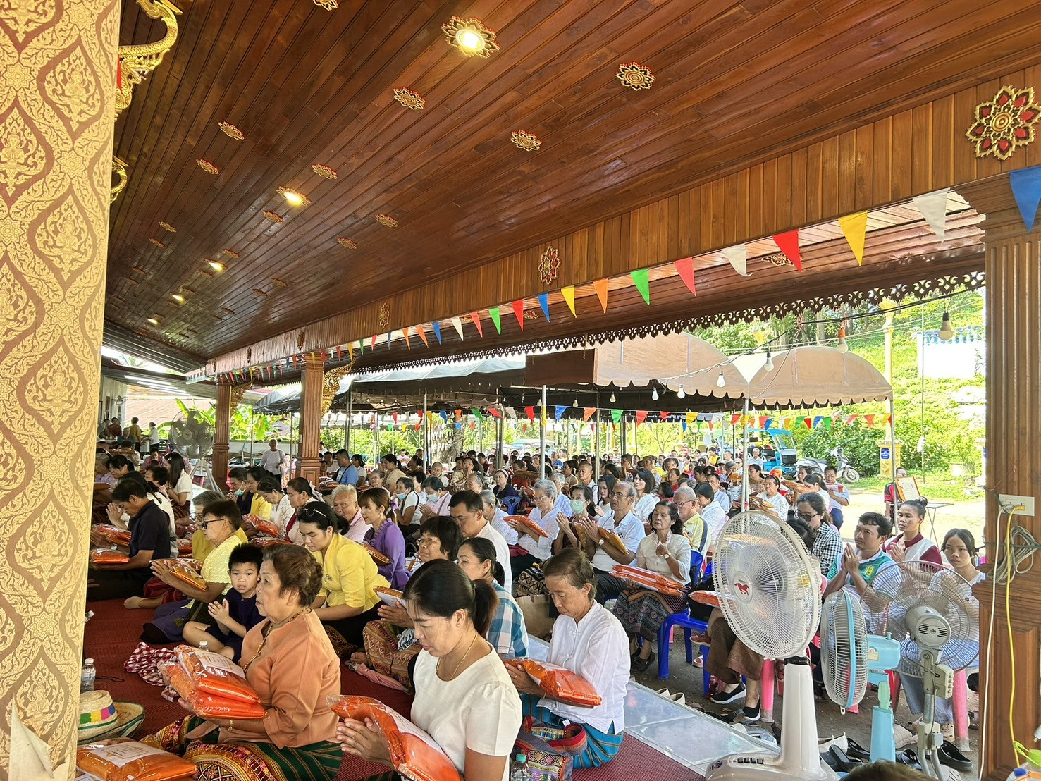 ภาพร่วมพิธีกรรมวัดภูธาตุเจดีย์