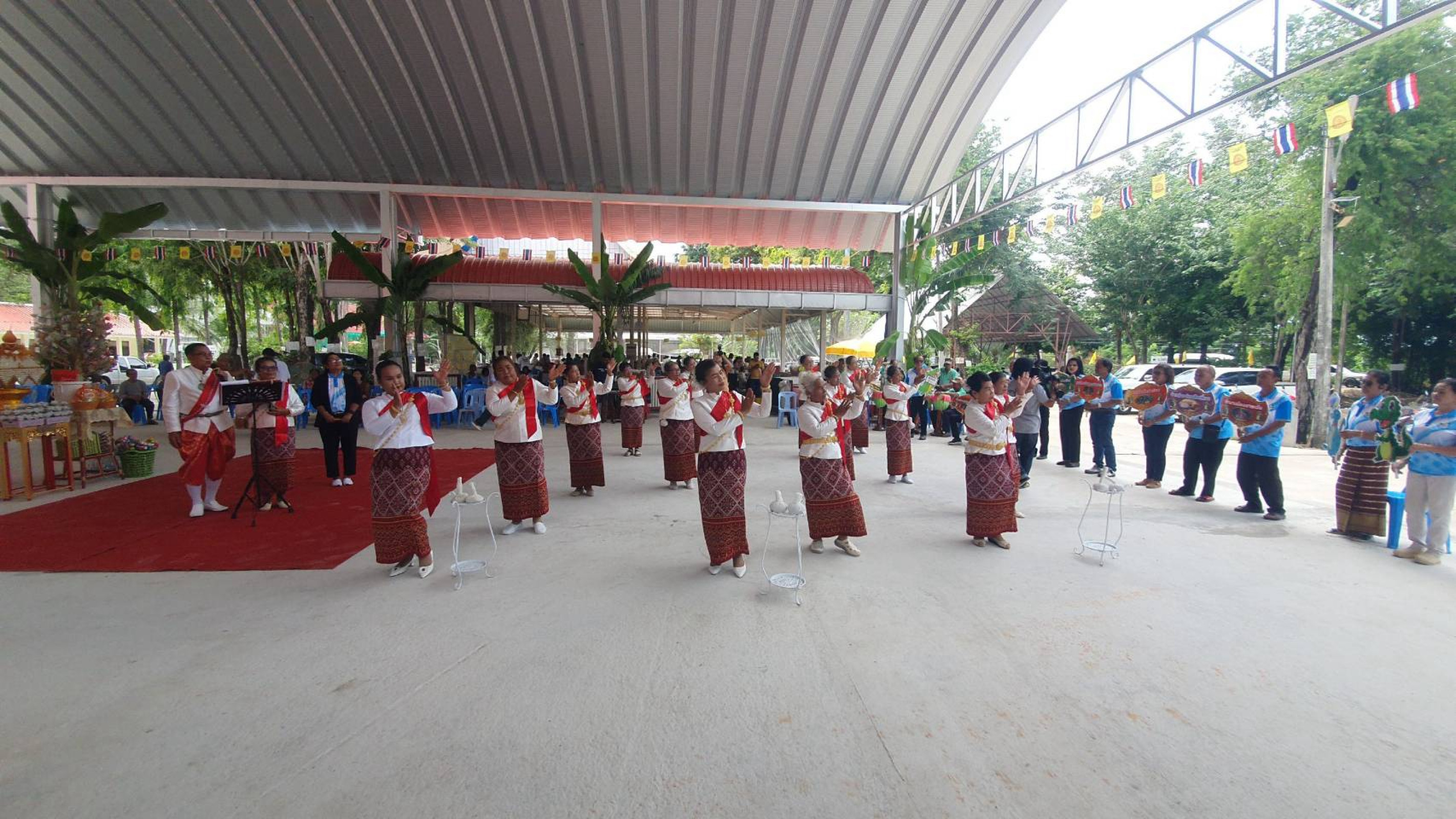 ภาพร่วมพิธีกรรมวัดสมบูรณ์ธรรมกายาราม