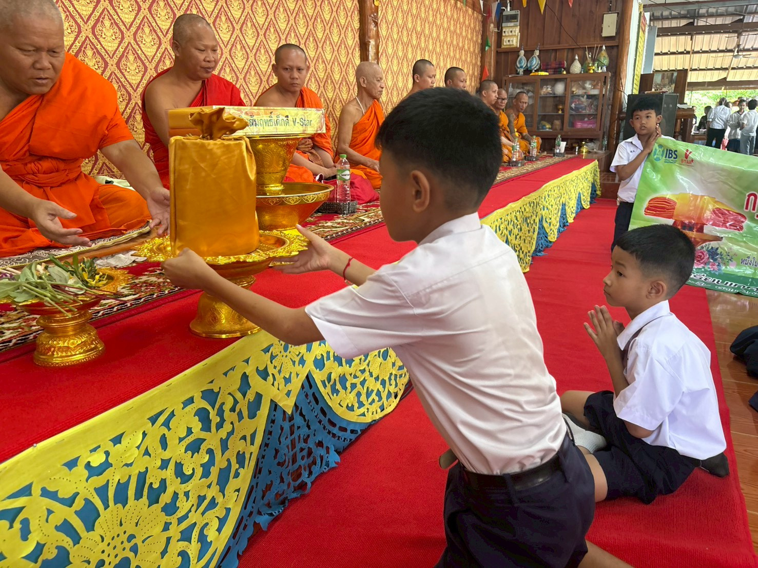 ภาพการถวายปัจจัยวัดหาดสองแคว
