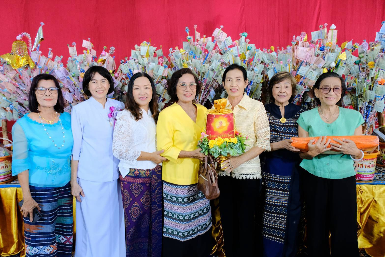 ภาพหมู่ถือพานถวายปัจจัยวัดสันติพลาราม