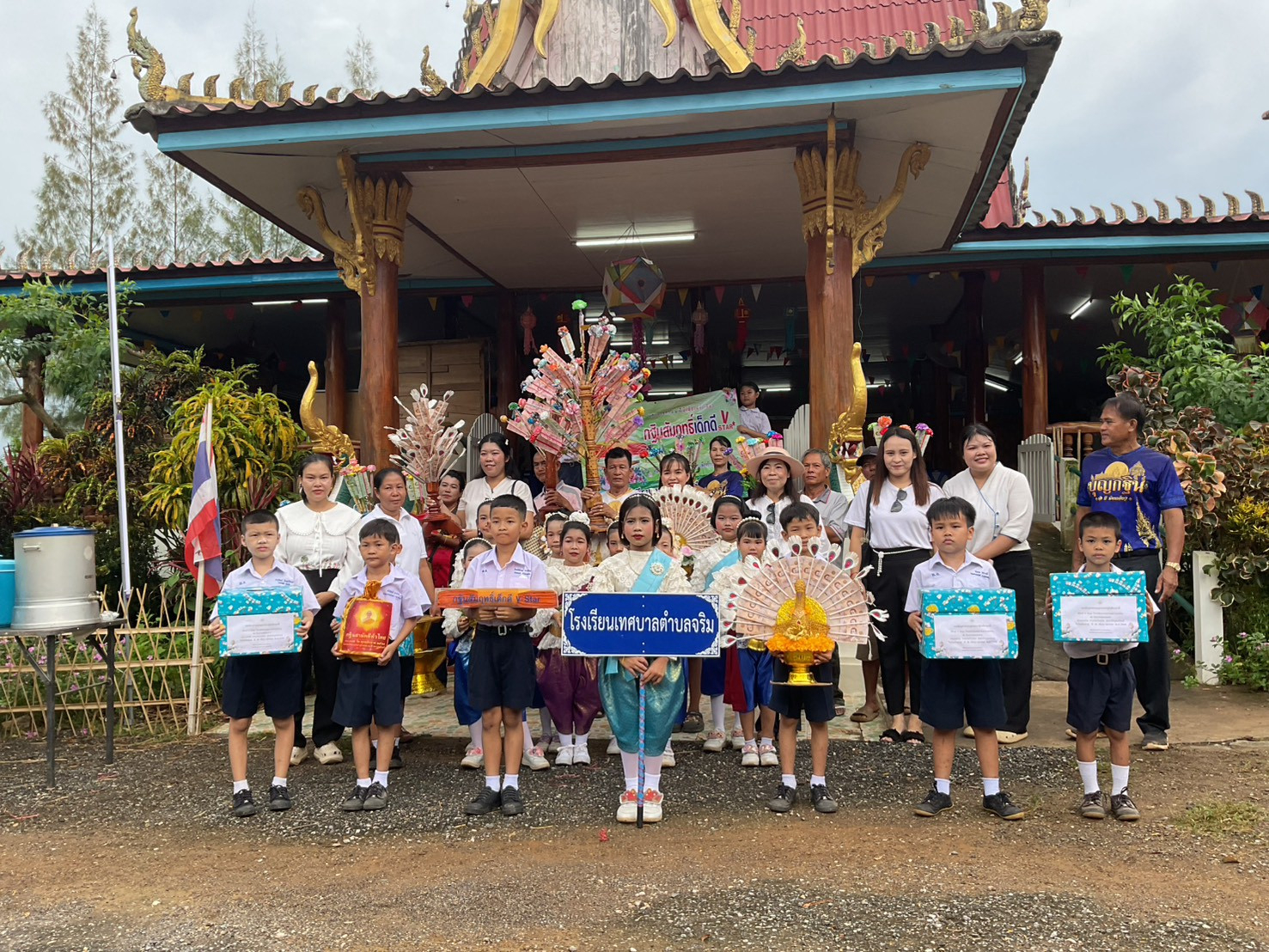 ภาพหมู่ถือพานถวายปัจจัยวัดหาดสองแคว