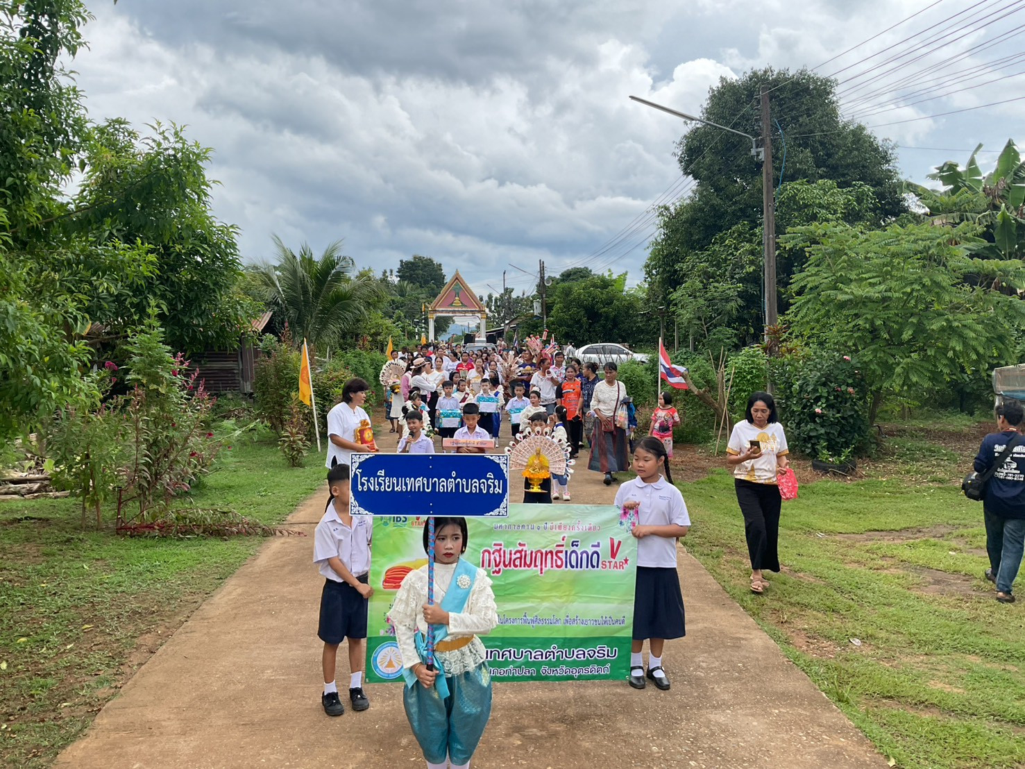 ภาพร่วมพิธีกรรมวัดหาดสองแคว