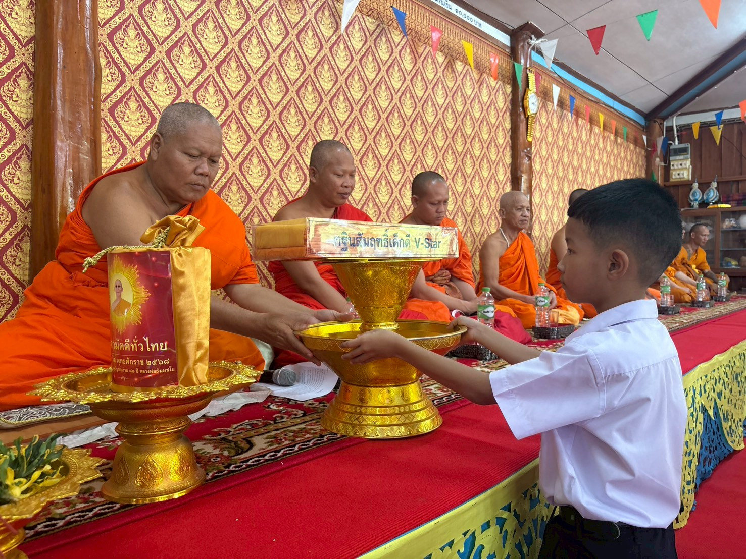 ภาพร่วมพิธีกรรมวัดหาดสองแคว