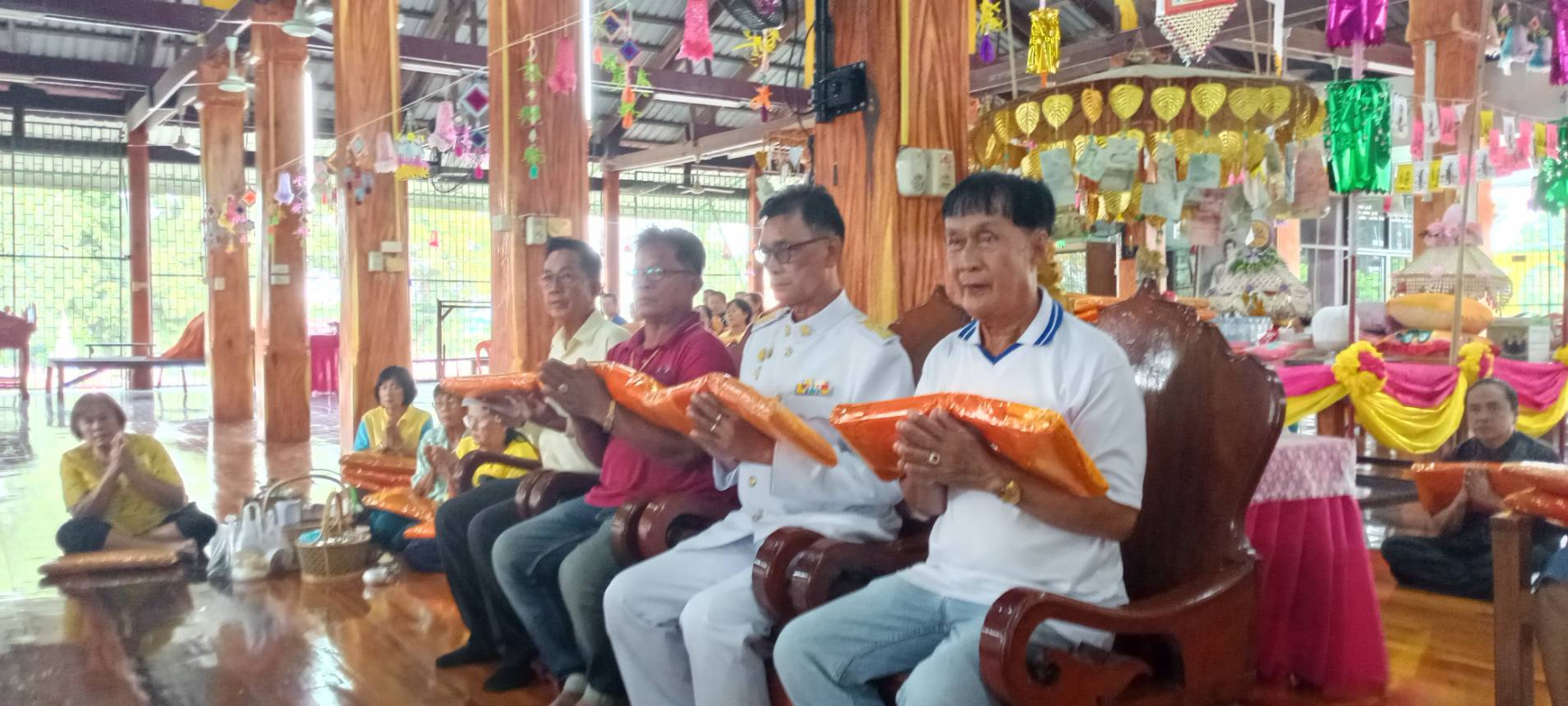 ภาพร่วมพิธีกรรมวัดรังนก