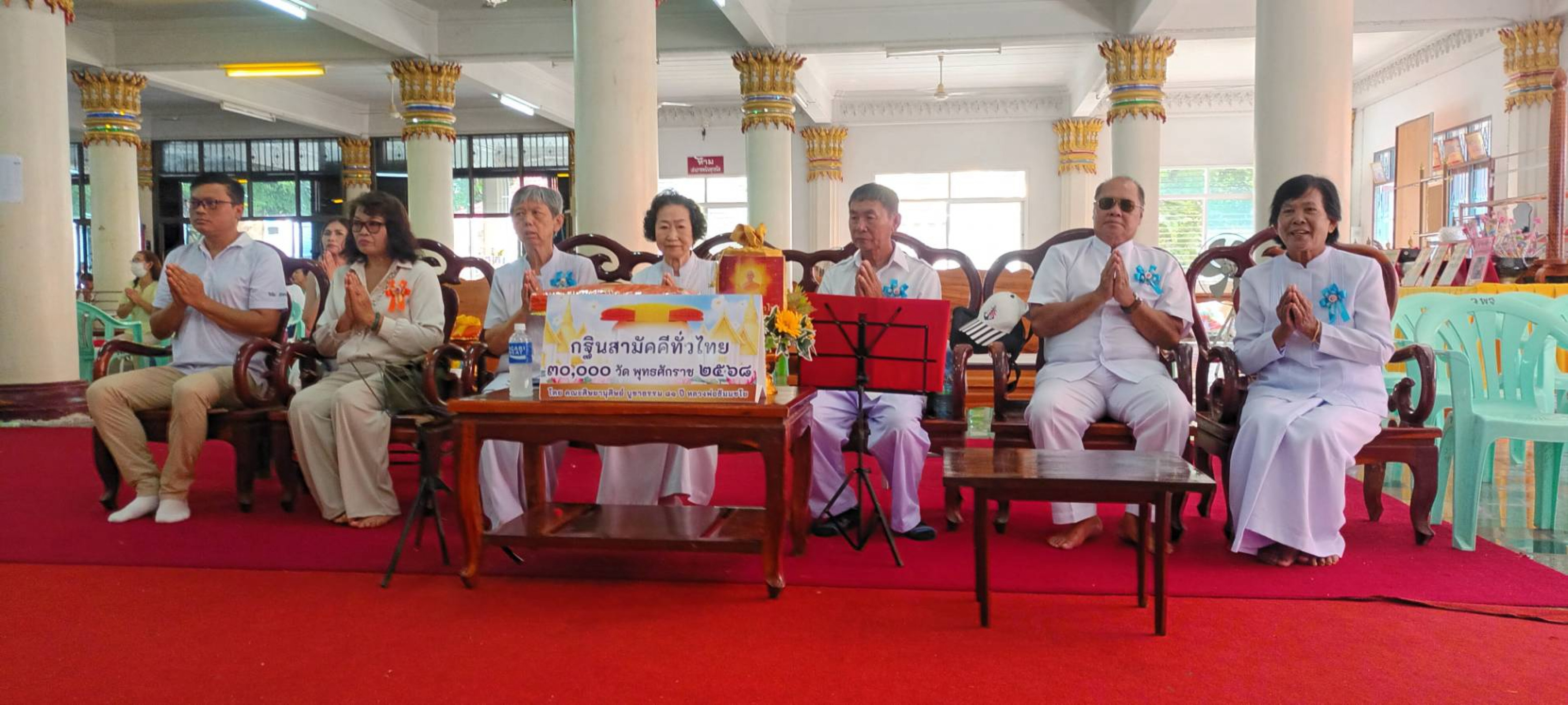 ภาพหมู่ถือพานถวายปัจจัยวัดพฤกษะวันโชติการาม