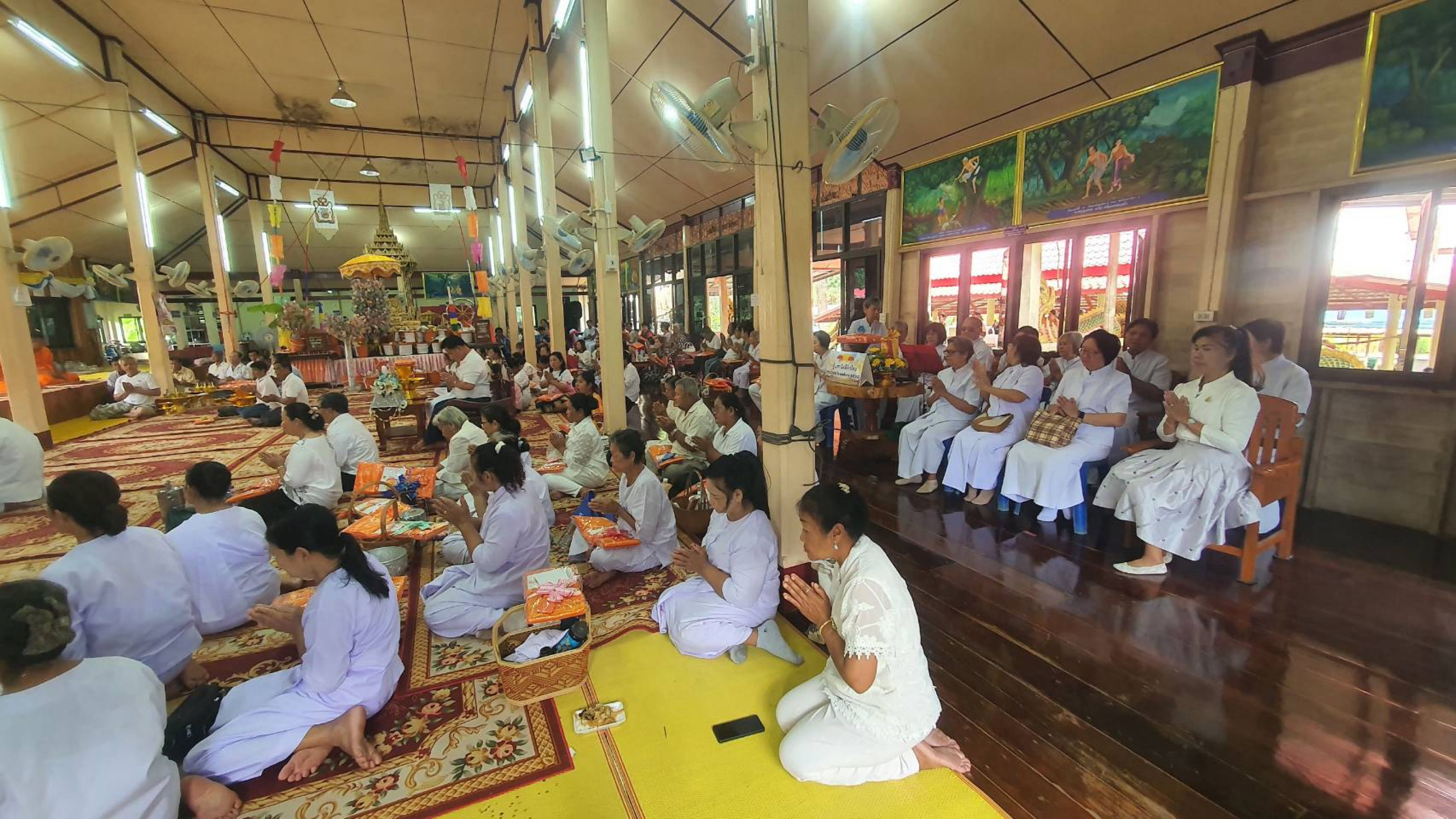 ภาพร่วมพิธีกรรมวัดโพธิ์ลอย