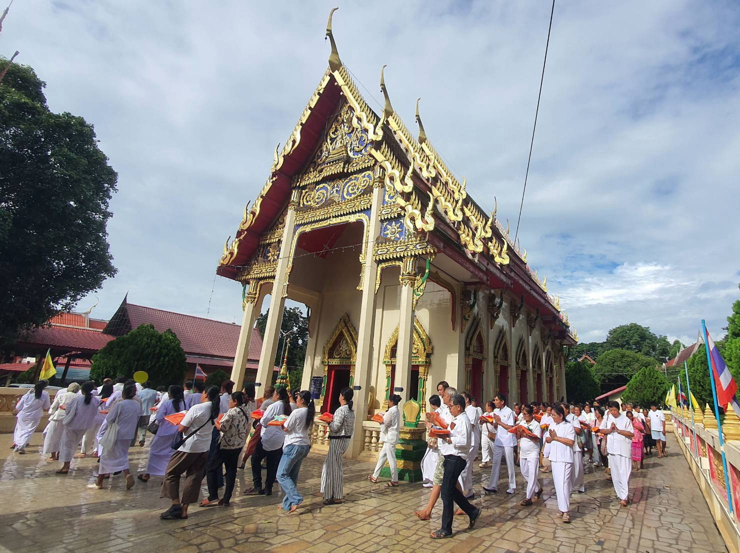 ภาพร่วมพิธีกรรมวัดโพธิ์ลอย
