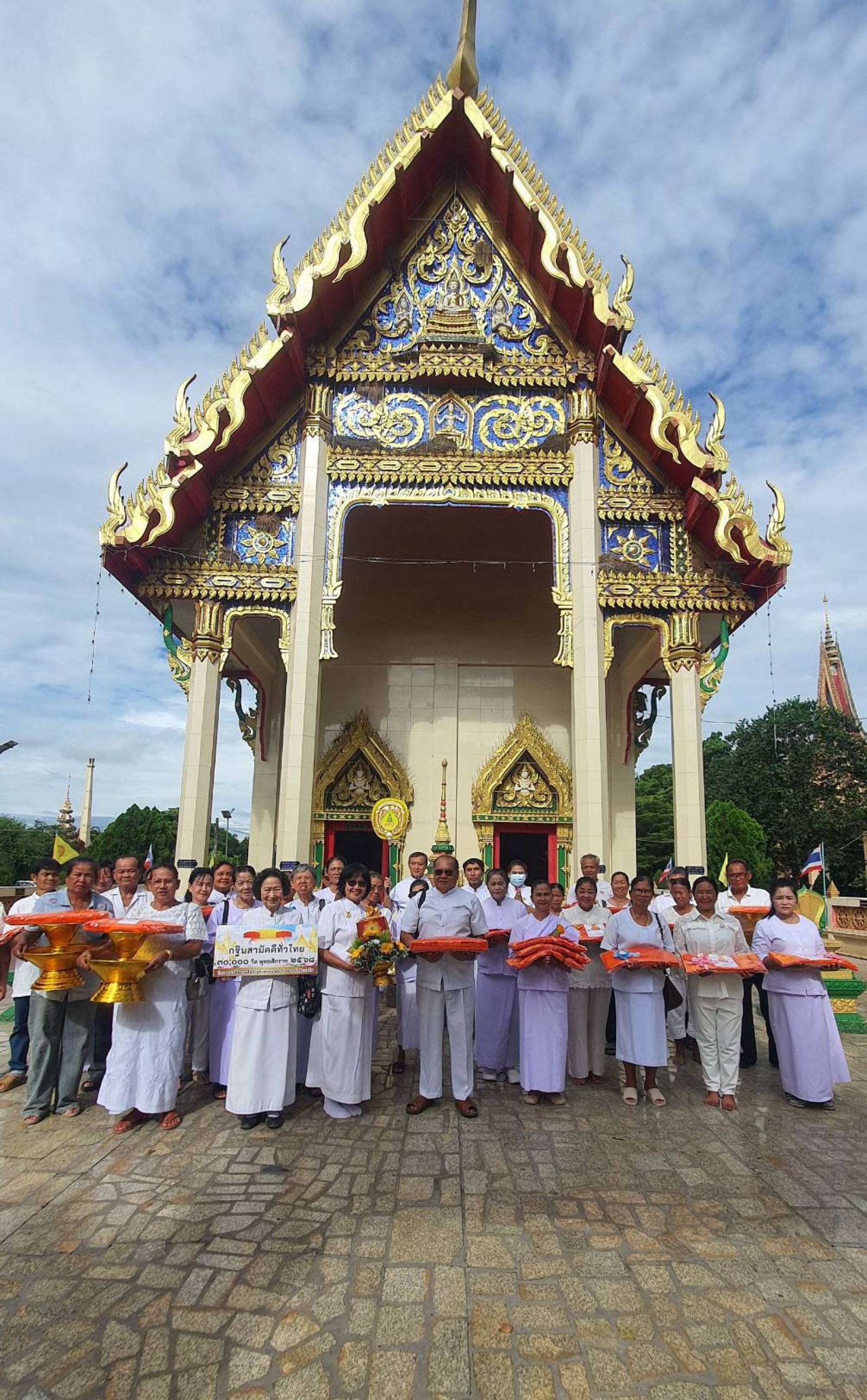 ภาพร่วมพิธีกรรมวัดโพธิ์ลอย