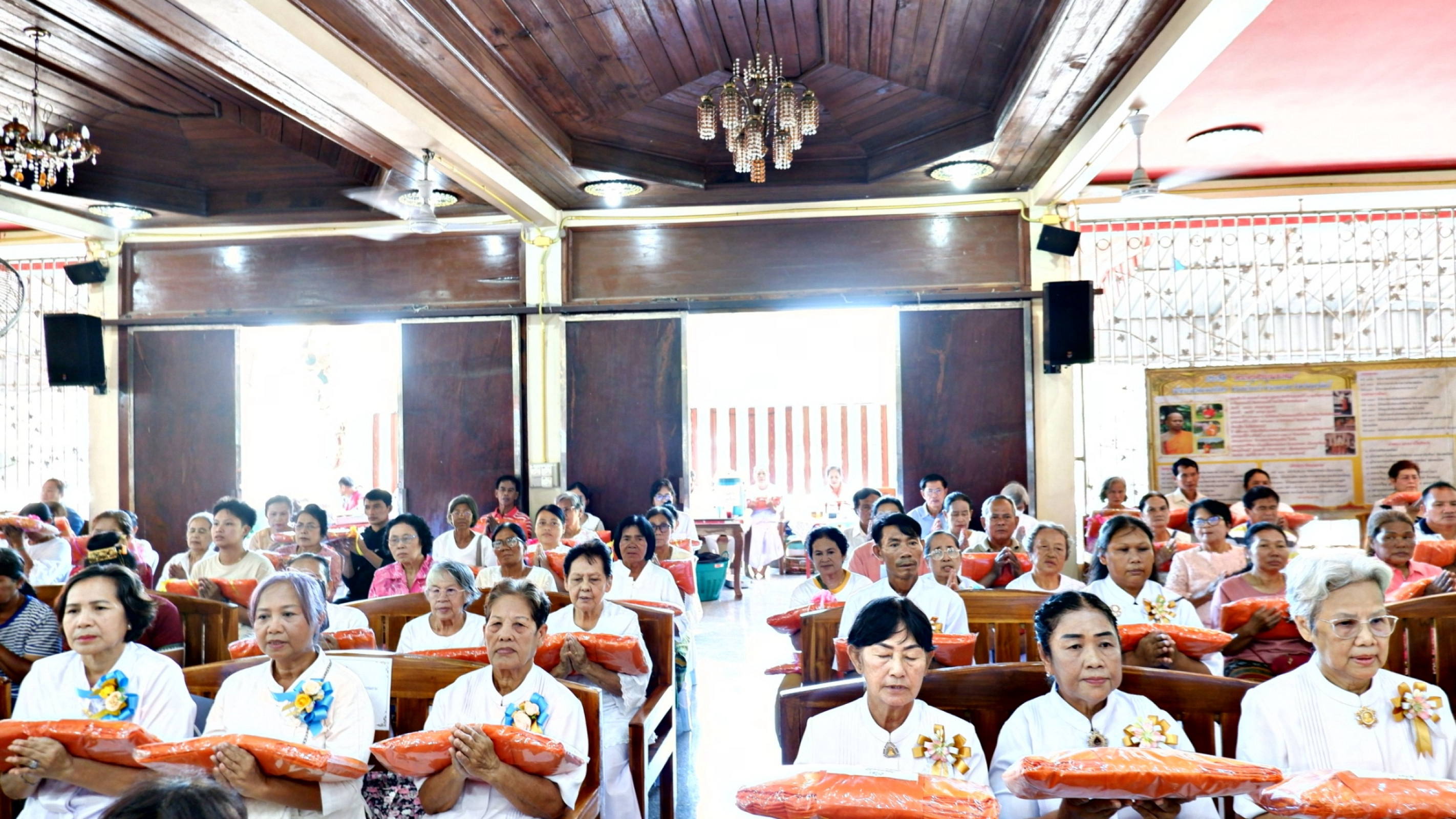 ภาพร่วมพิธีกรรมวัดมงคลนิมิตร