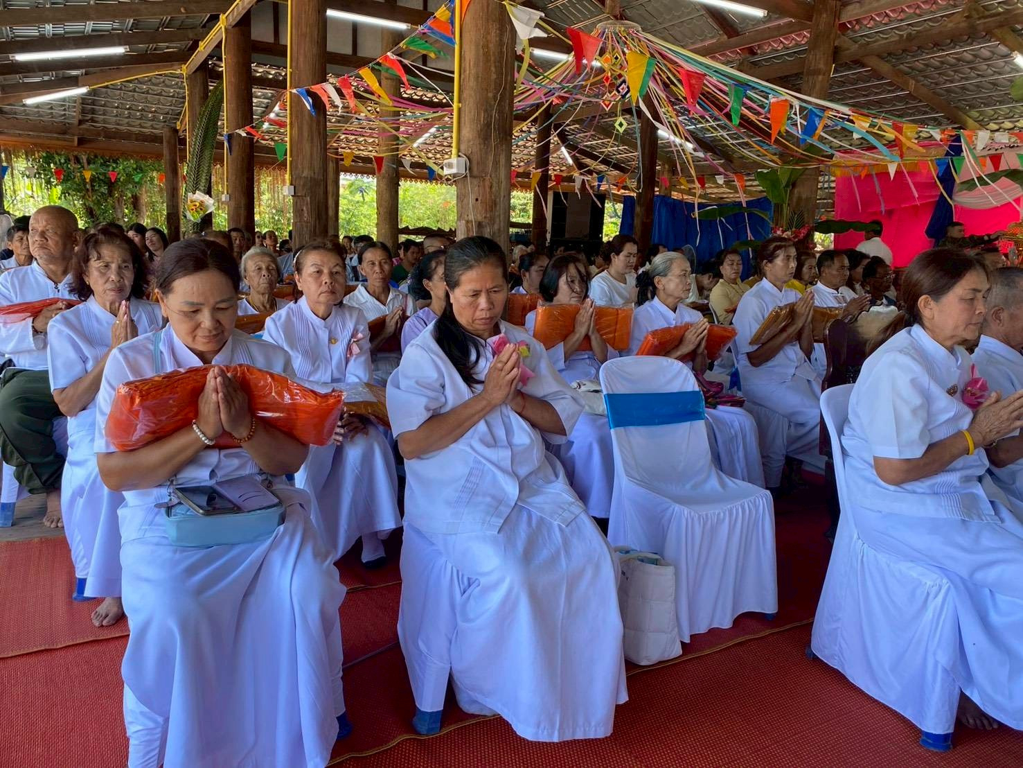 ภาพร่วมพิธีกรรมวัดห้วยมุ่น