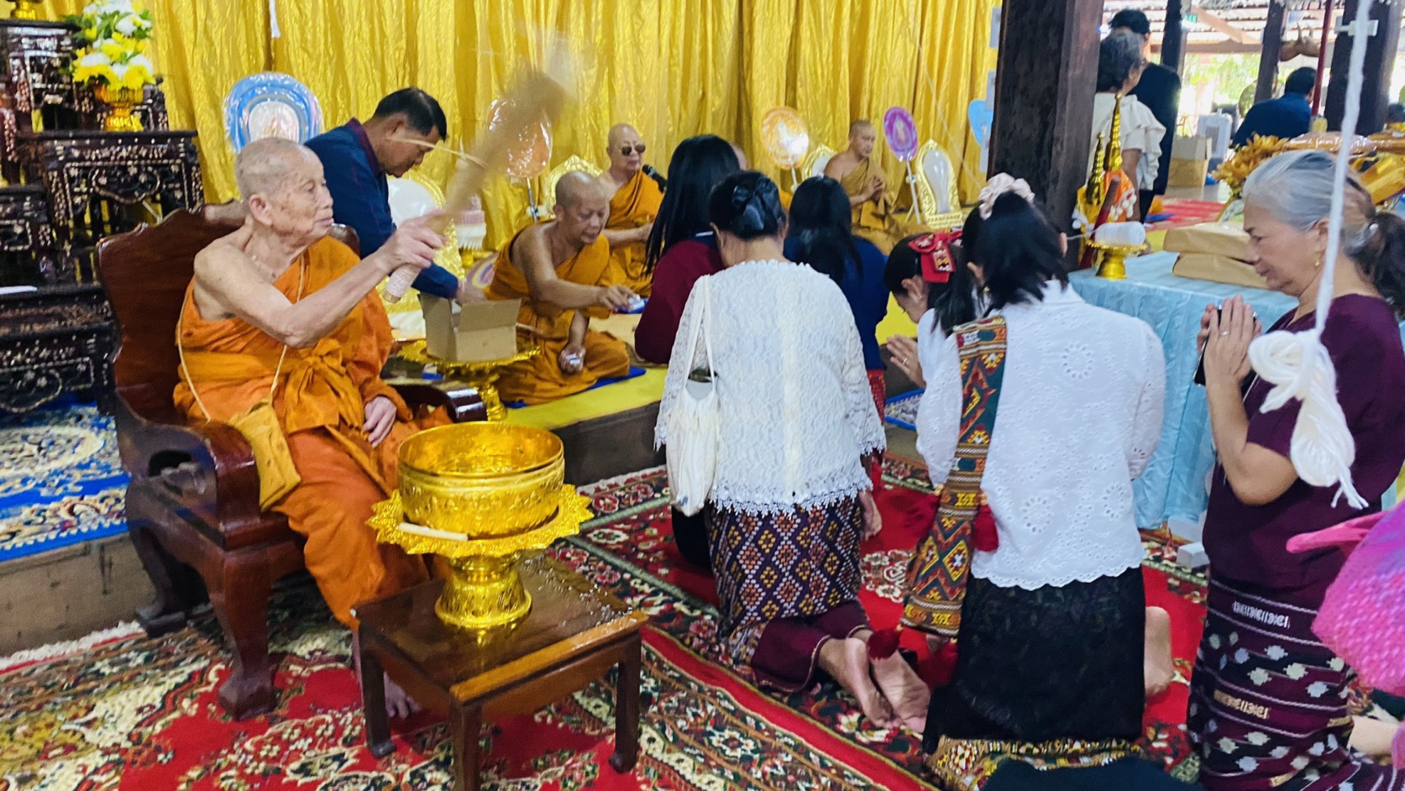 ภาพร่วมพิธีกรรมวัดผาทั่ง