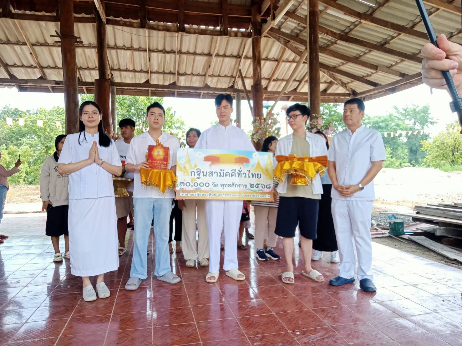 ภาพหมู่ถือพานถวายปัจจัยวัดห้วยขาแข้ง