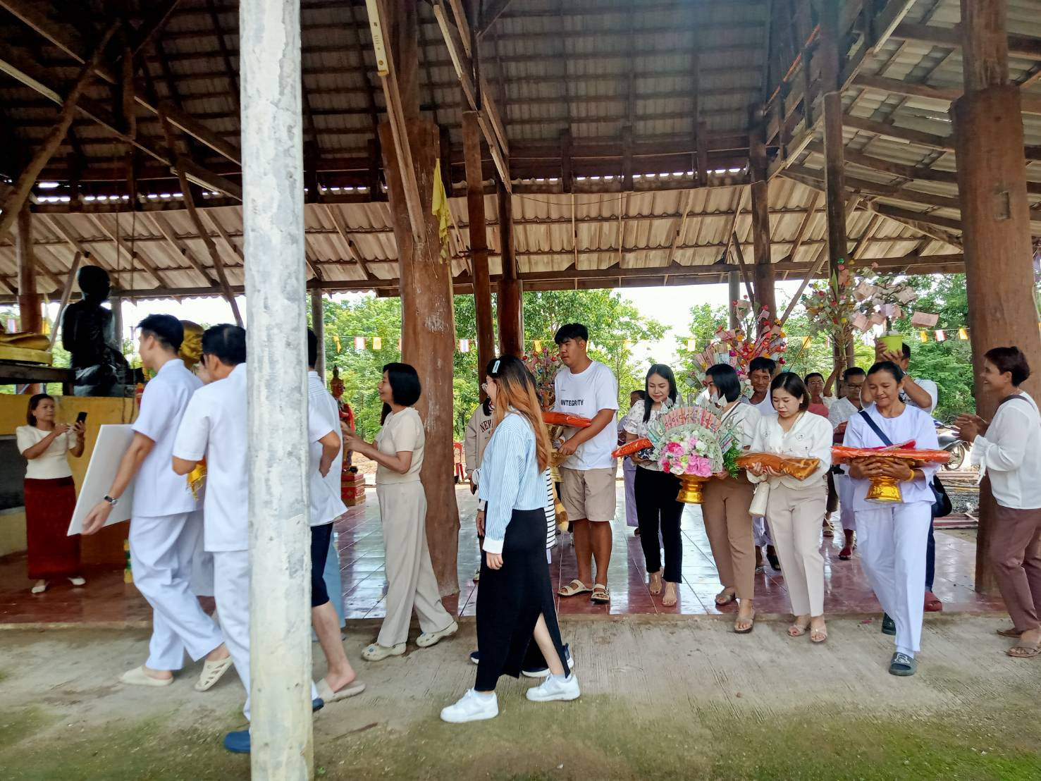 ภาพร่วมพิธีกรรมวัดห้วยขาแข้ง