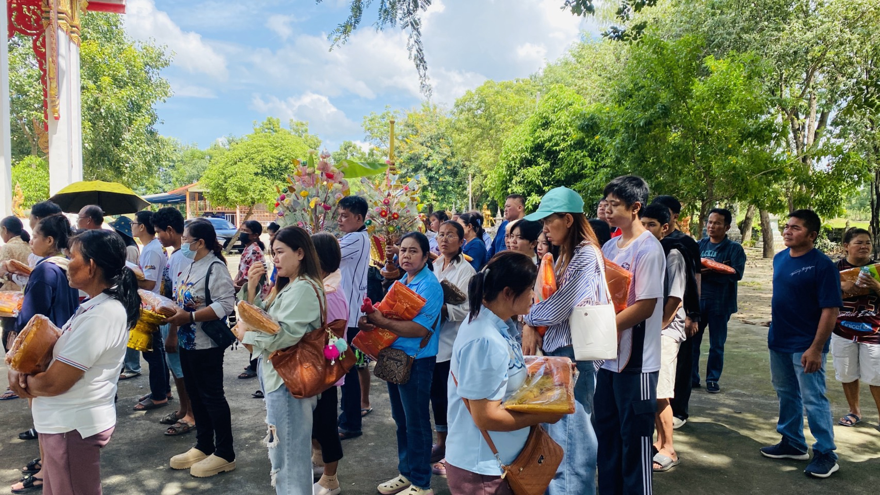 ภาพร่วมพิธีกรรมวัดหนองแขวนกูบ