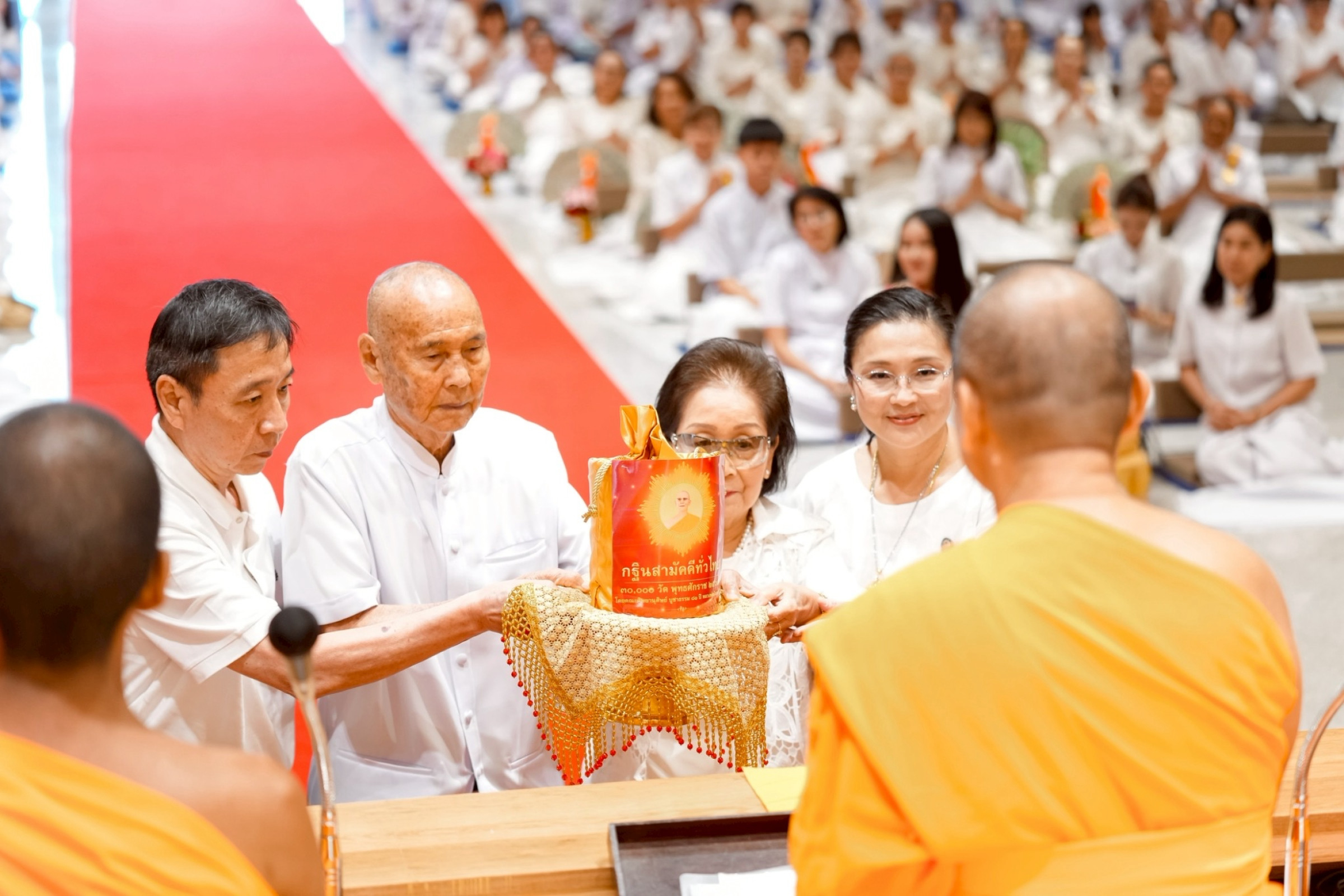 ภาพการถวายปัจจัยศูนย์ปฏิบัติธรรมอุทัยแสง