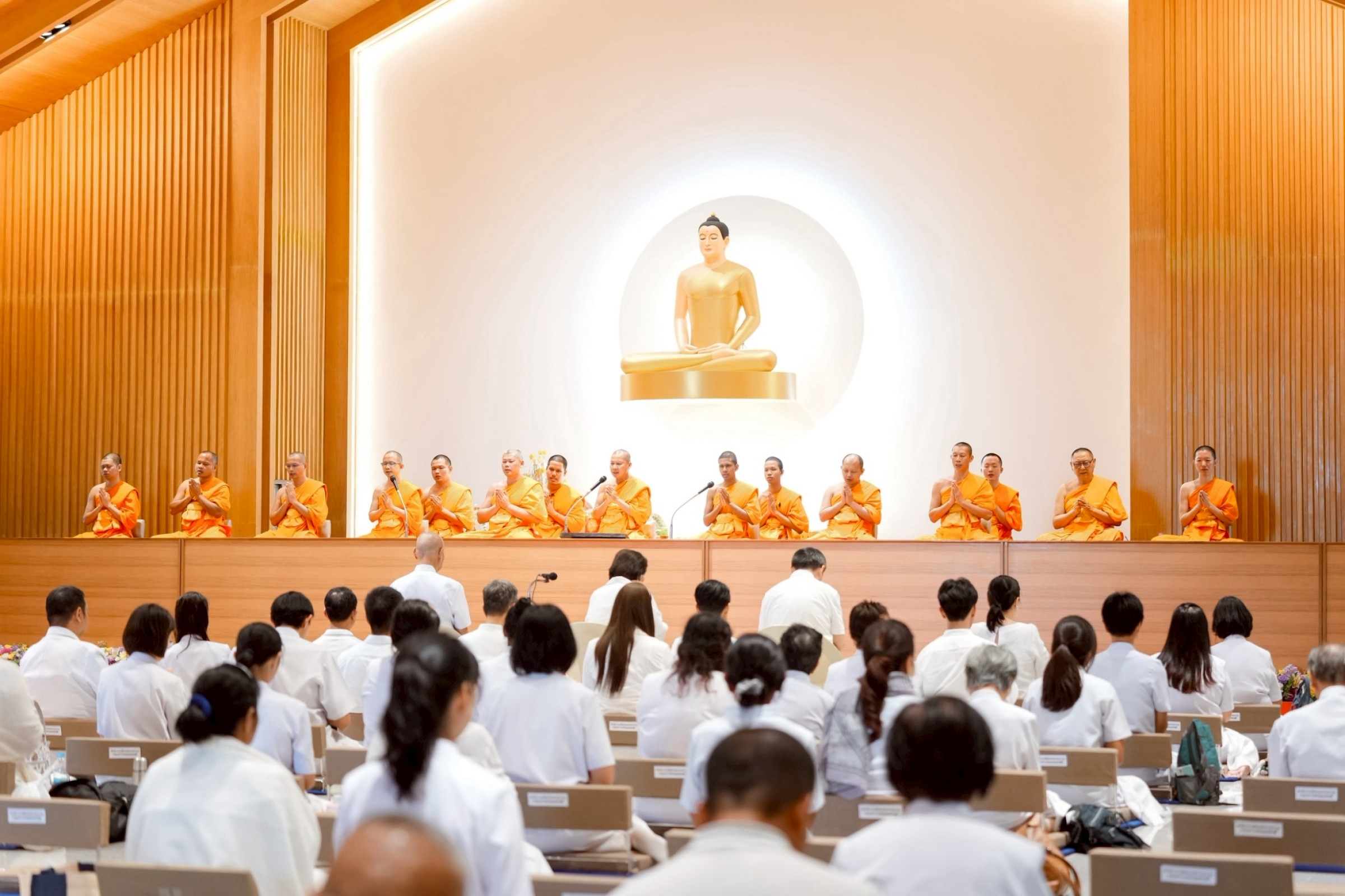 ภาพร่วมพิธีกรรมศูนย์ปฏิบัติธรรมอุทัยแสง