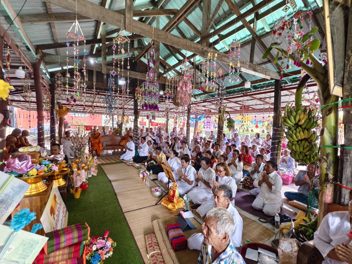 ภาพร่วมพิธีกรรมที่พักสงฆ์ส่างนกแก้ว