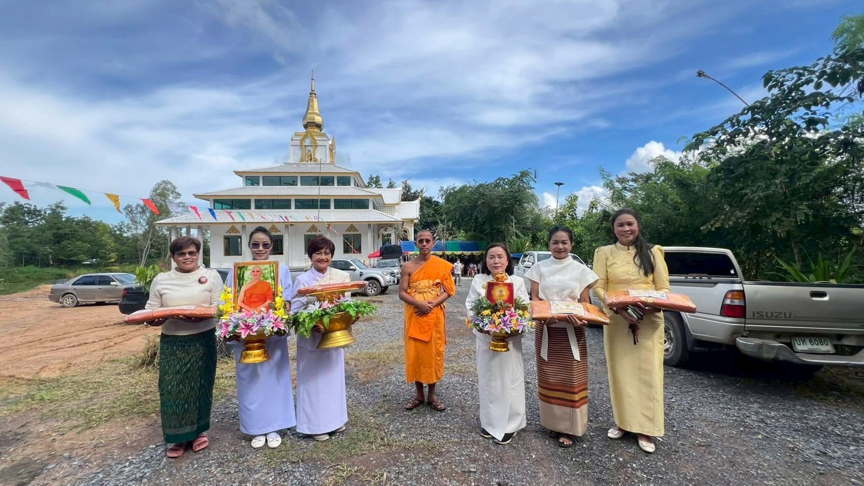 ภาพหมู่ถือพานถวายปัจจัยวัดป่าแสงสุรีย์