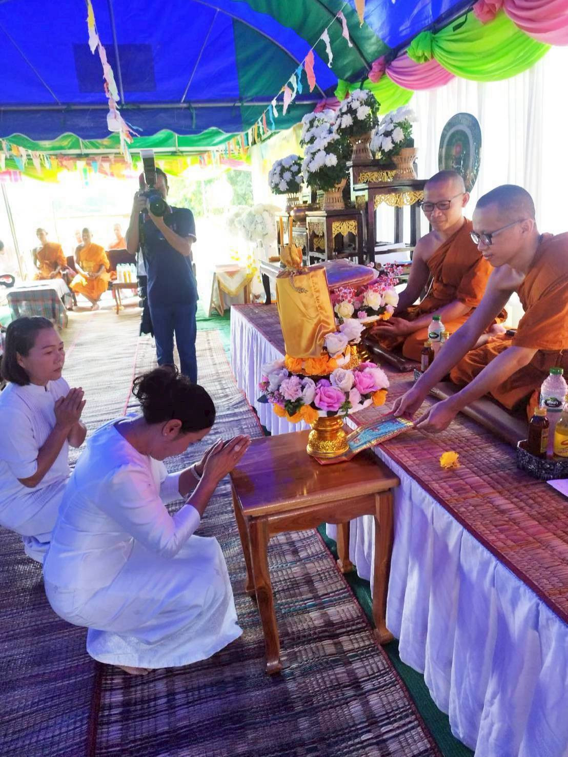 ภาพการถวายปัจจัยวัดศรัทธารัตนาราม