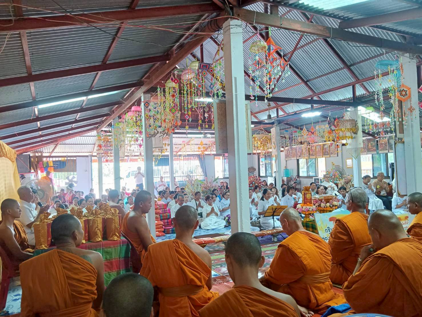 ภาพการถวายปัจจัยที่พักสงฆ์ฉิมพลีวณาราม