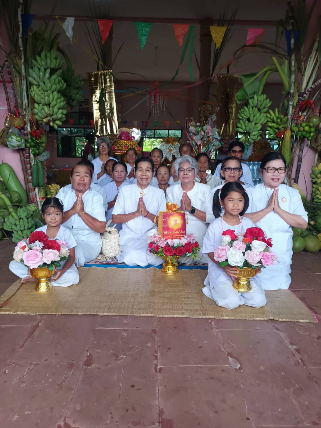 ภาพหมู่ถือพานถวายปัจจัยวัดท่ากูบ