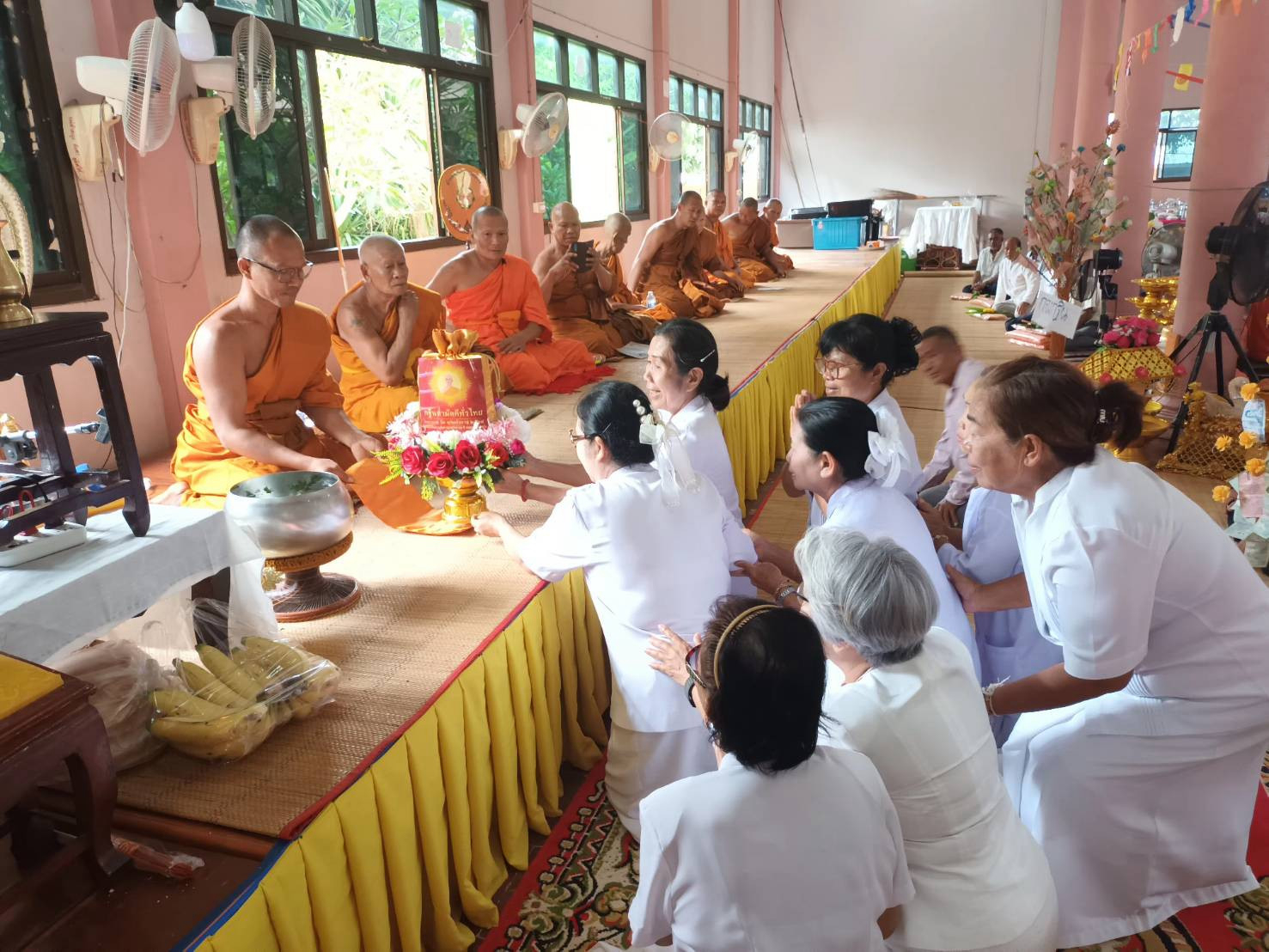 ภาพร่วมพิธีกรรมวัดท่ากูบ