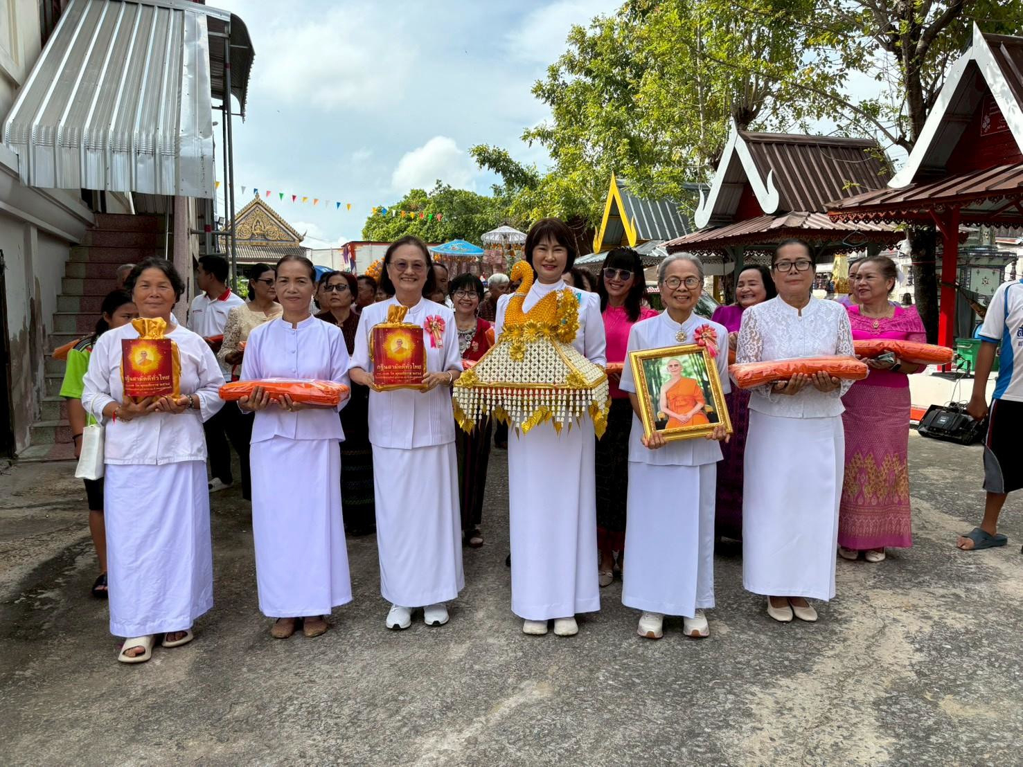 ภาพหมู่ถือพานถวายปัจจัยวัดทักษิณ