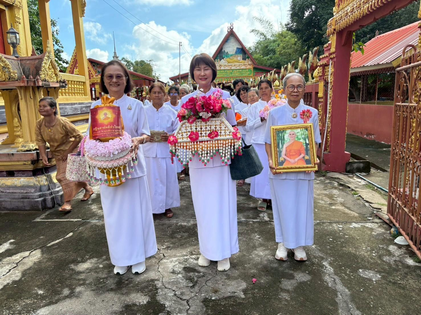 ภาพหมู่ถือพานถวายปัจจัยวัดโนนแต้