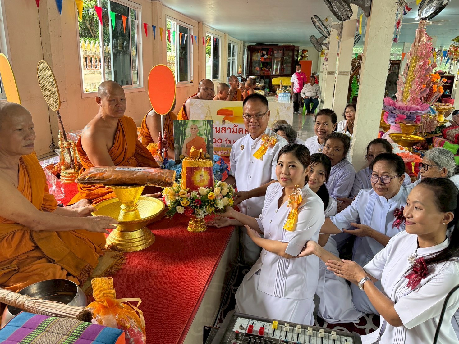 ภาพการถวายปัจจัยวัดสมอ