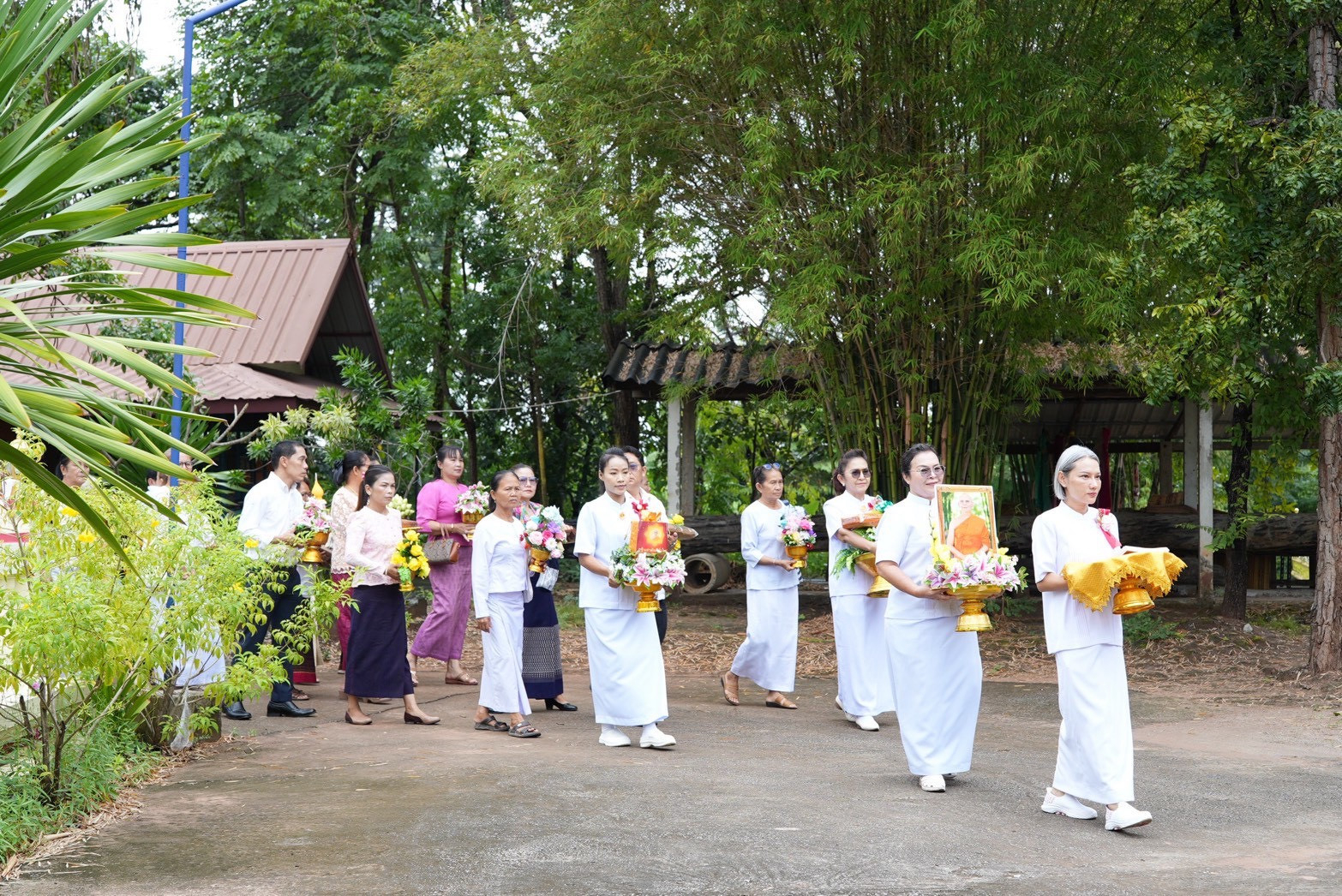 ภาพร่วมขบวนกฐินวัดธาตุวนาราม