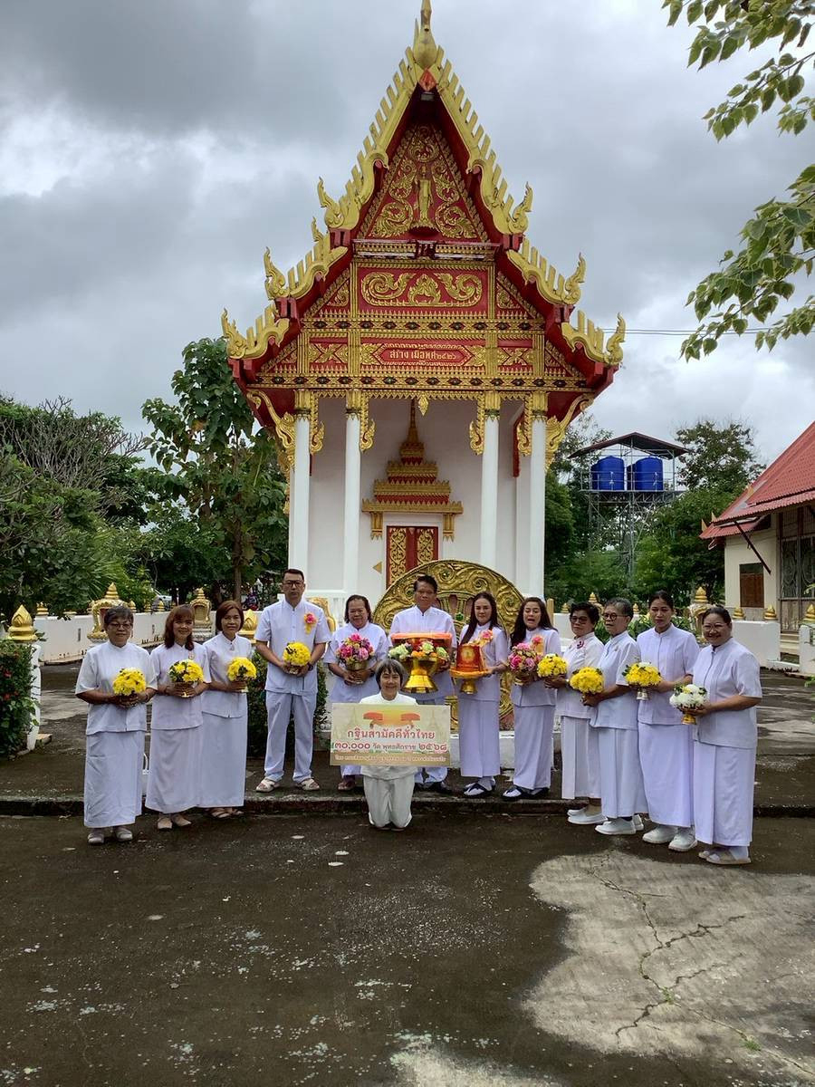 ภาพหมู่ถือพานถวายปัจจัยวัดป่าเรไร