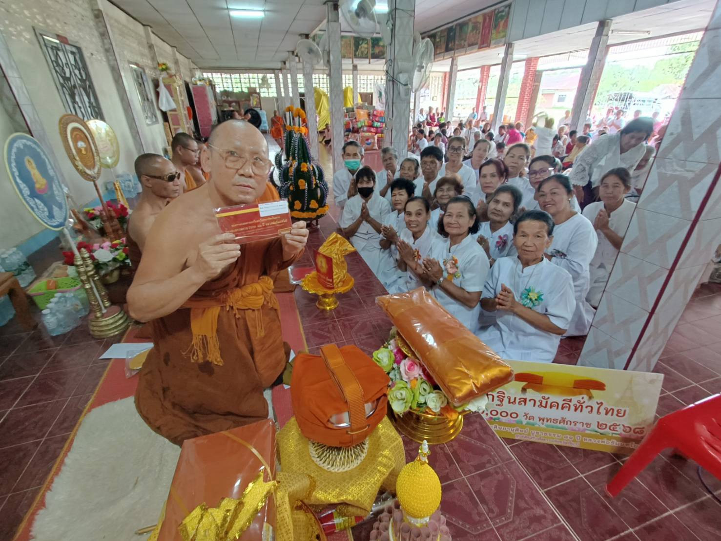 ภาพการถวายปัจจัยวัดทุ่งสว่างวนาราม