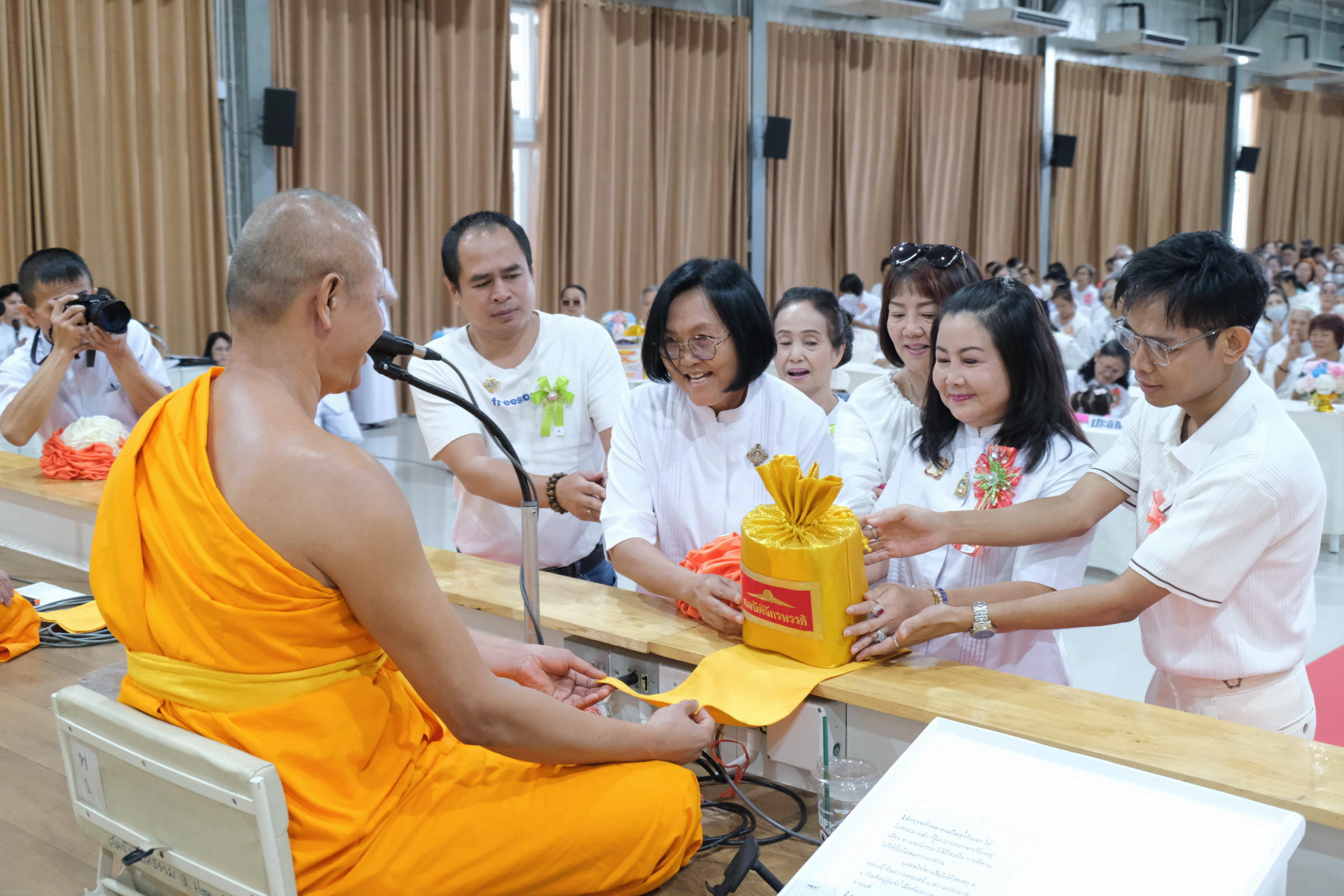 ภาพการถวายปัจจัยศูนย์อบรมเยาวชนคลองหลวง