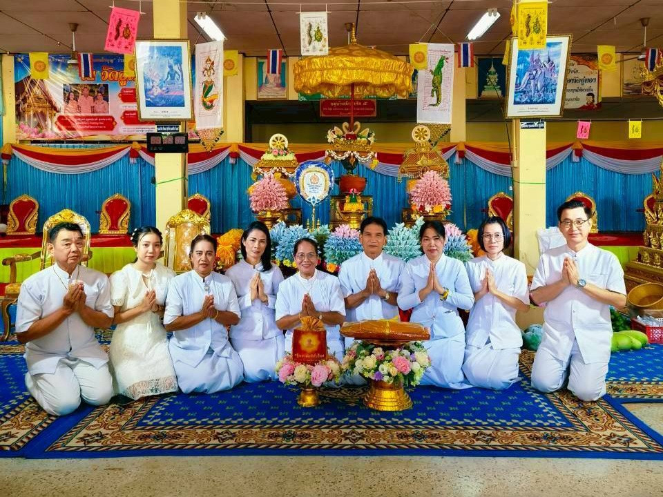 ภาพหมู่ถือพานถวายปัจจัยวัดอู่ทอง