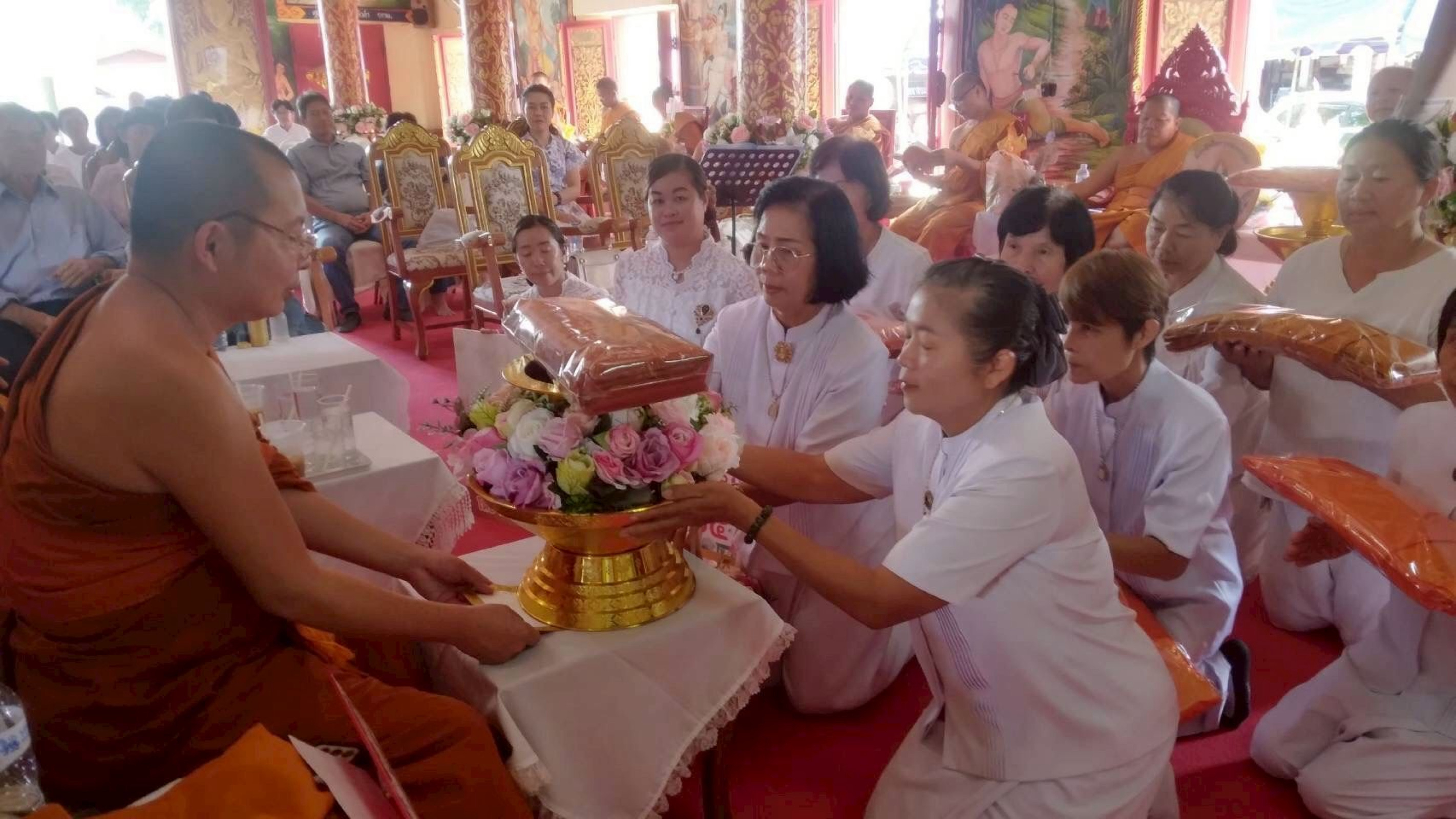 ภาพการถวายปัจจัยวัดทาสบเมย