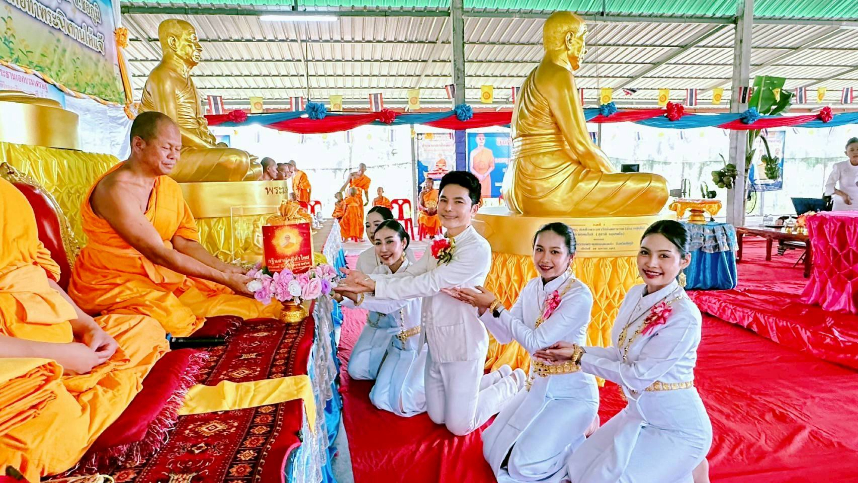 ภาพการถวายปัจจัยศูนย์ปฏิบัติธรรมพระพุทธมงคลแก้ว
