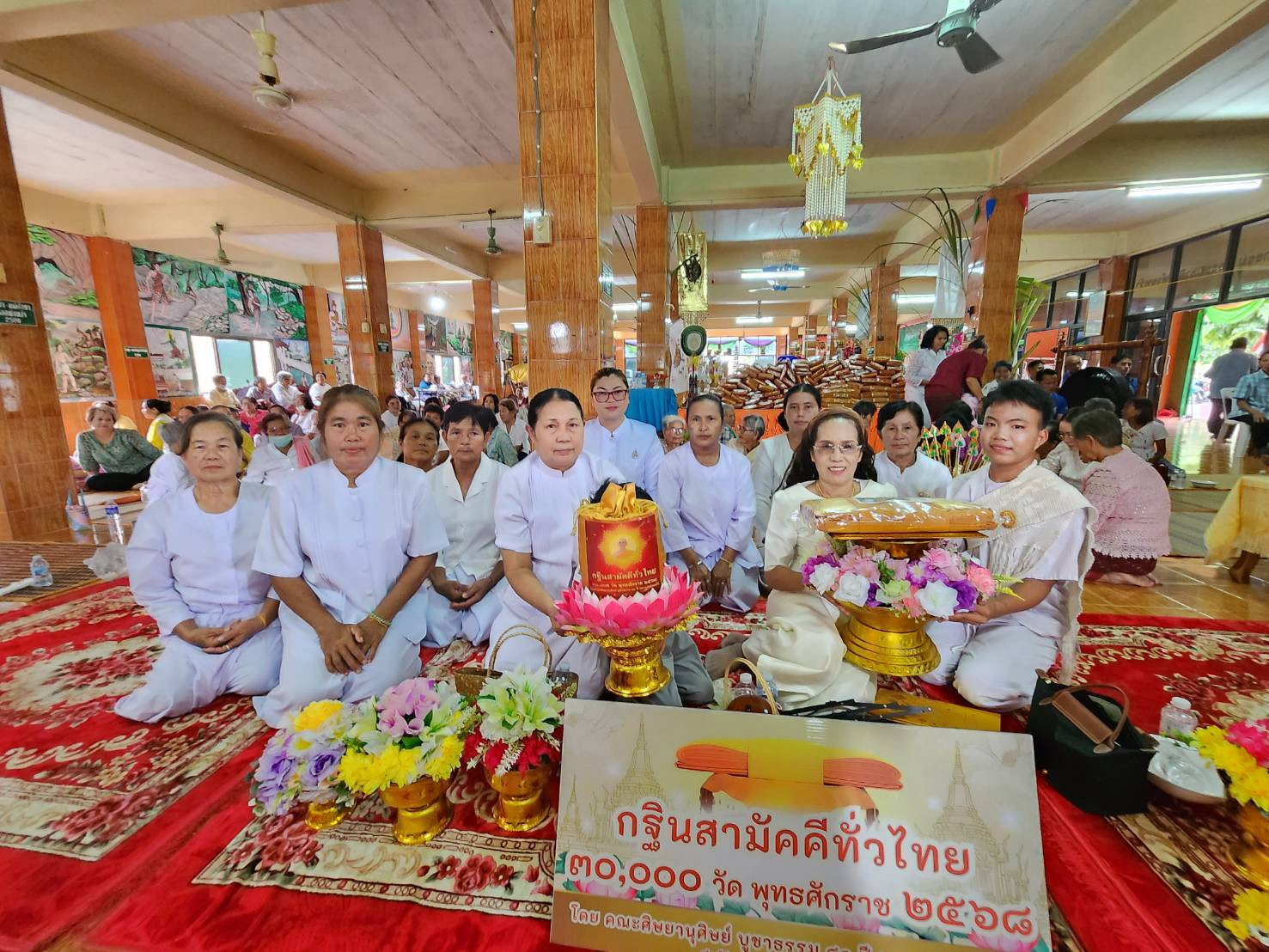 ภาพหมู่ถือพานถวายปัจจัยวัดชมพู