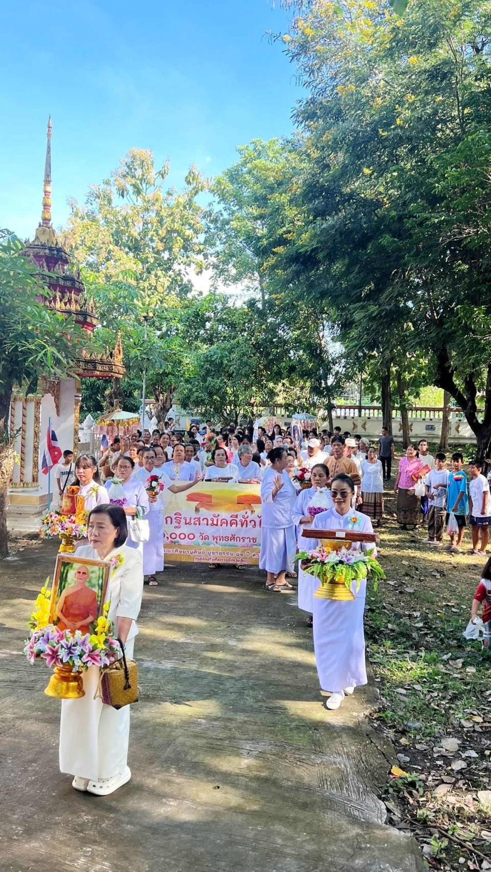 ภาพร่วมขบวนกฐินวัดโนนมะเค็ง