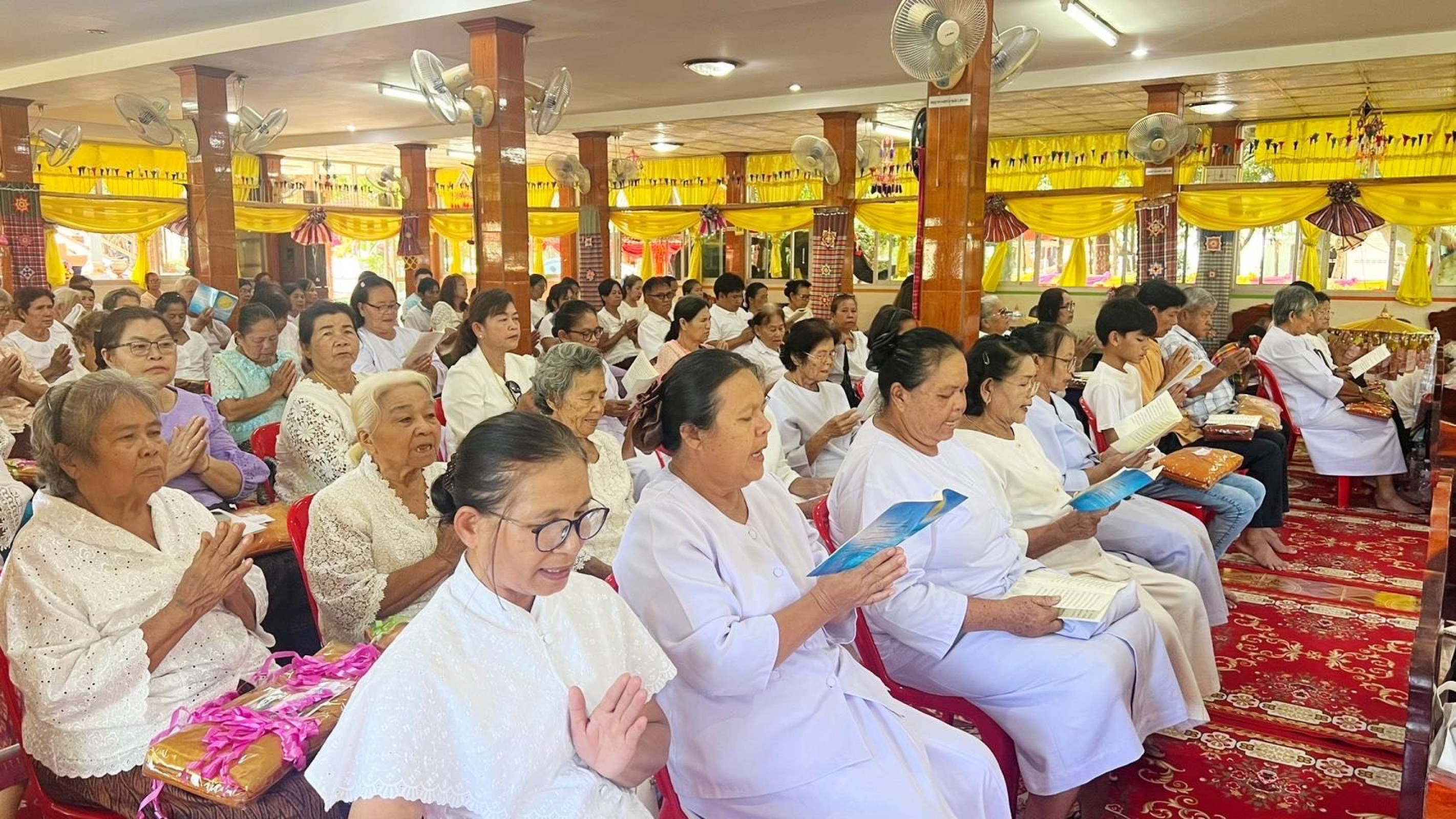 ภาพร่วมพิธีกรรมวัดโนนมะเค็ง