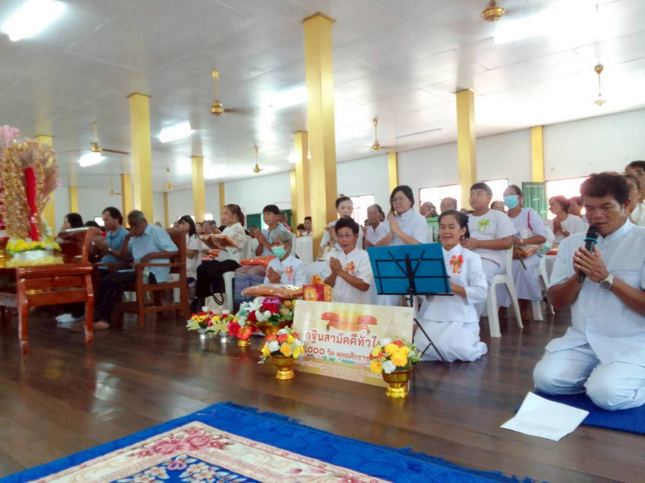 ภาพหมู่ถือพานถวายปัจจัยวัดศรีวิเศษประชานิมิตร