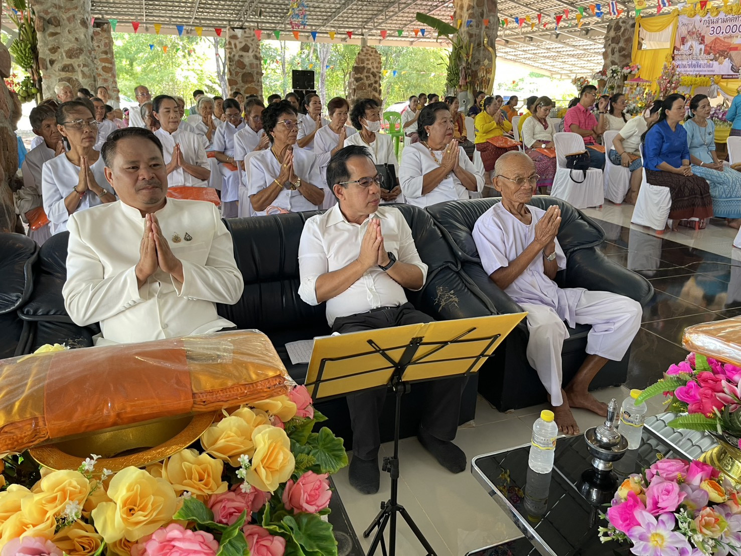 ภาพร่วมพิธีกรรมวัดป่าพนังไหศิลาอาสน์